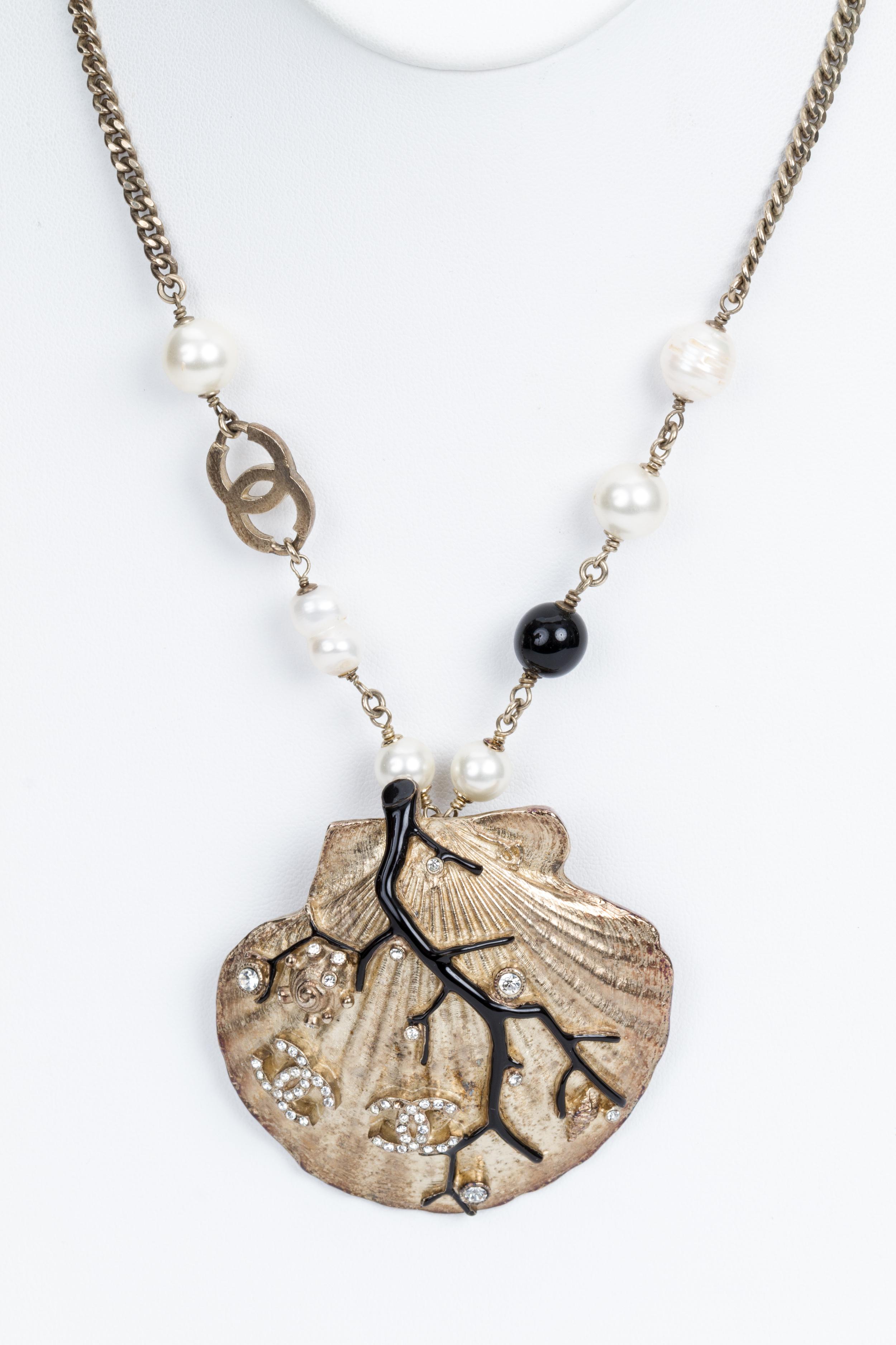 collana chanel logo