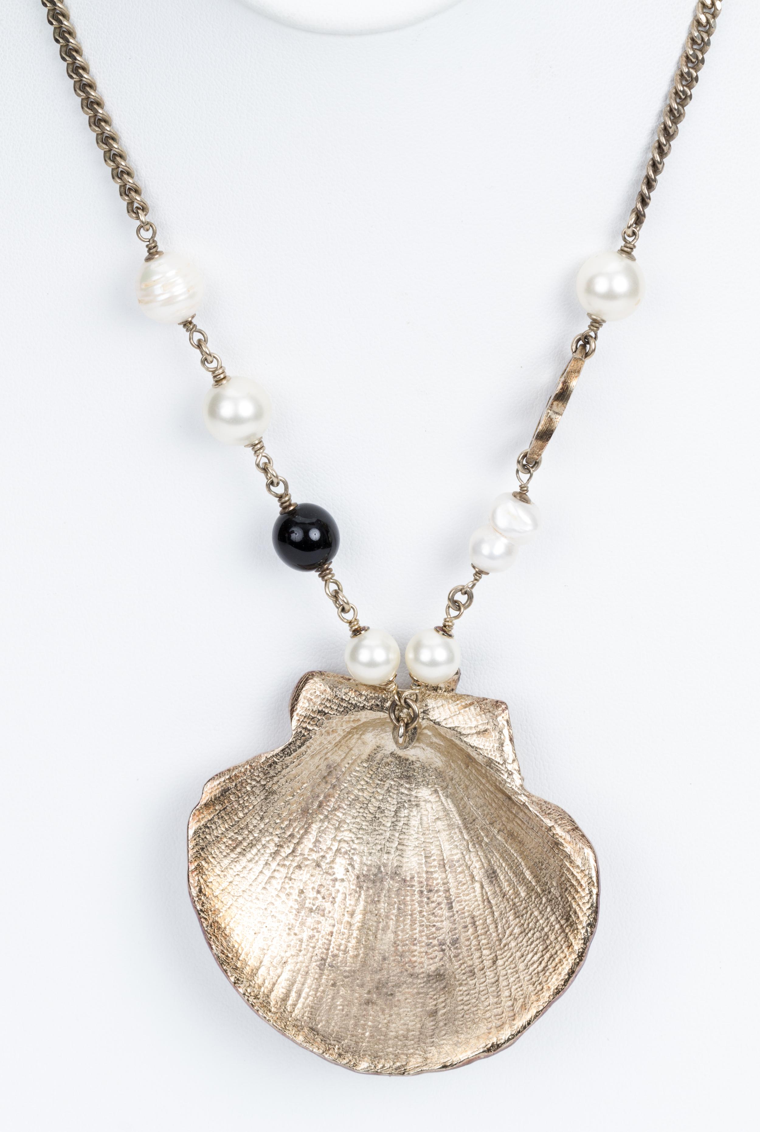 chanel logo collana