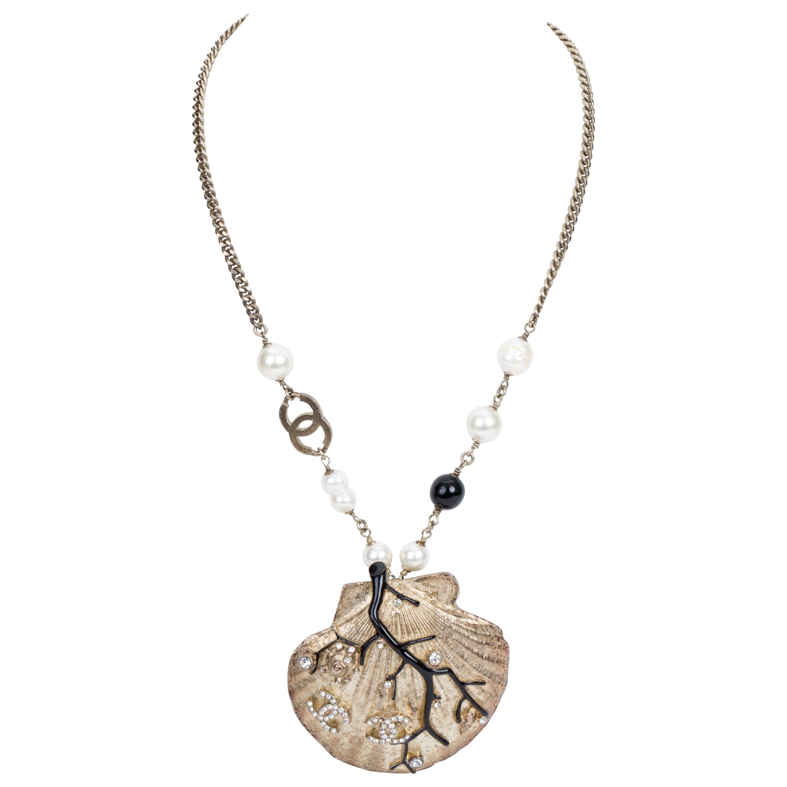 Chanel Collier avec logo CC en coquillage et corail en vente