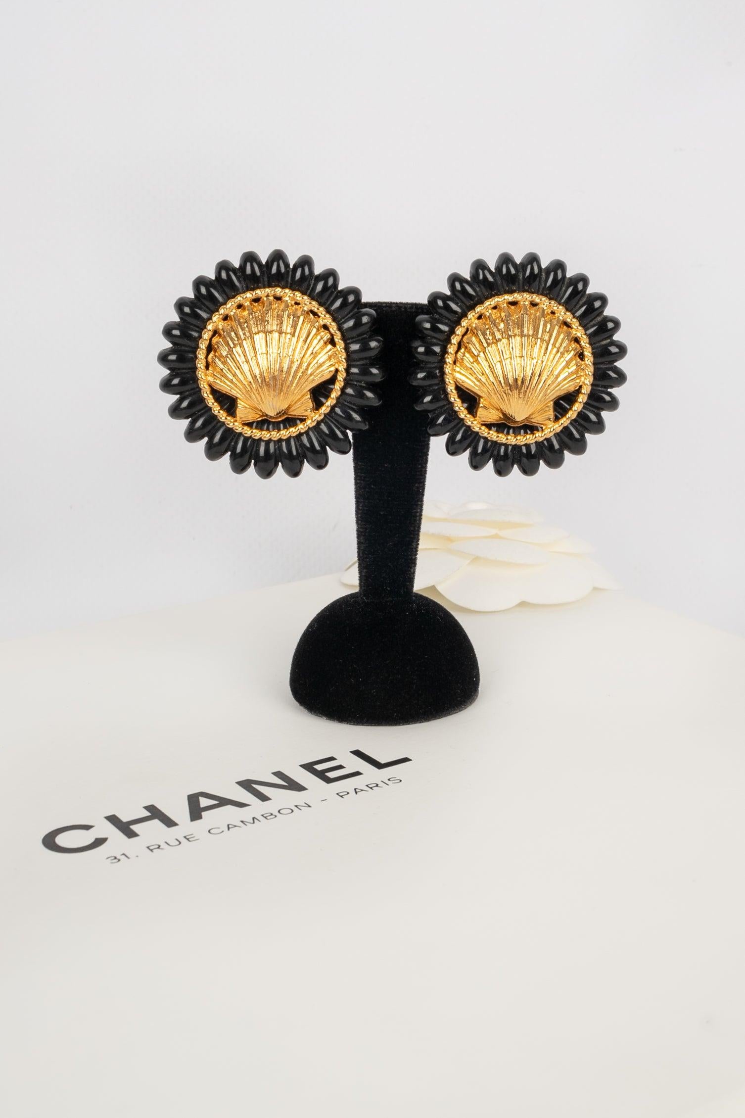 Chanel Shell Earrings with Bakelite, 2003 For Sale 3