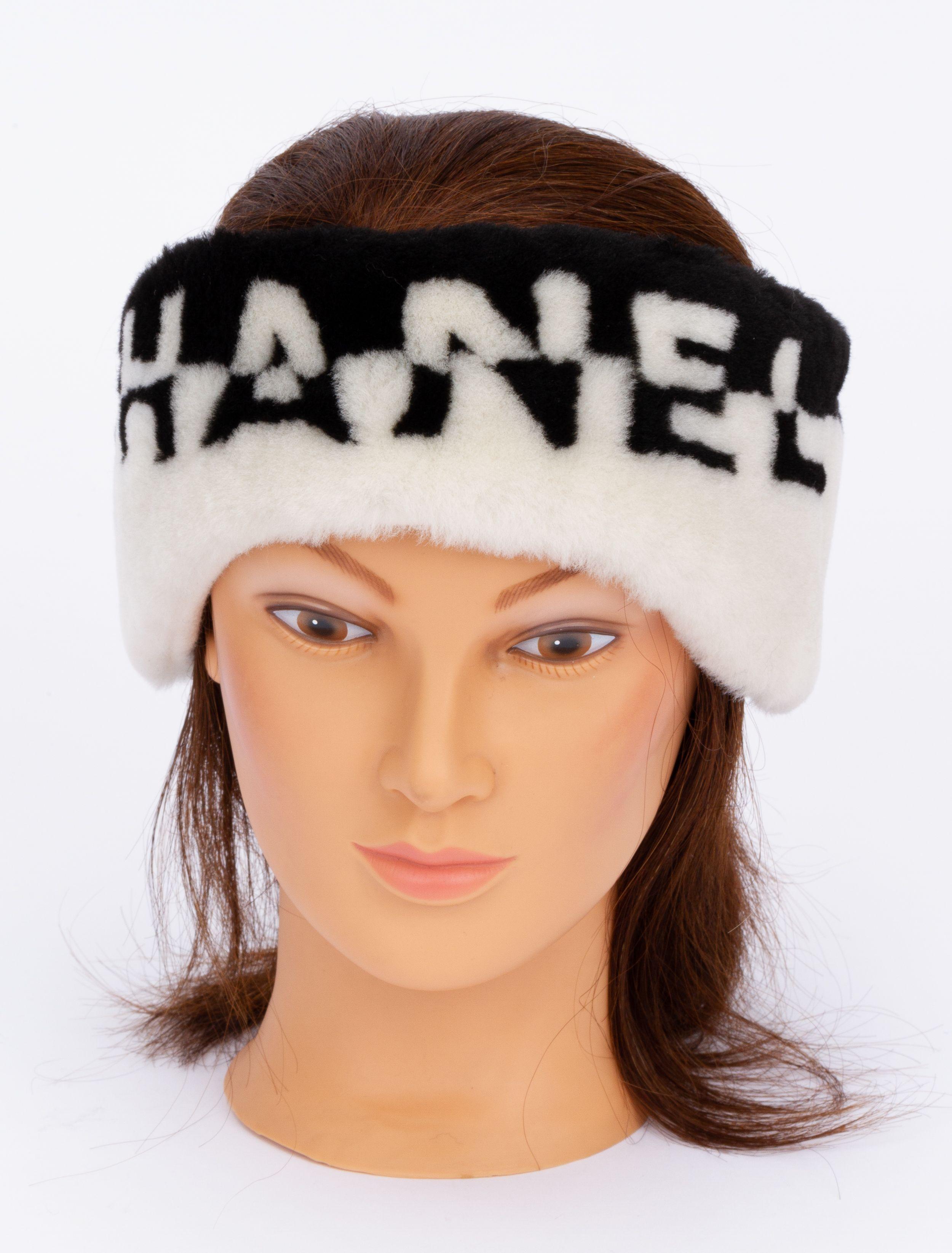 Schwarz-weißes Chanel Stirnband aus Shearling. Der Schriftzug 