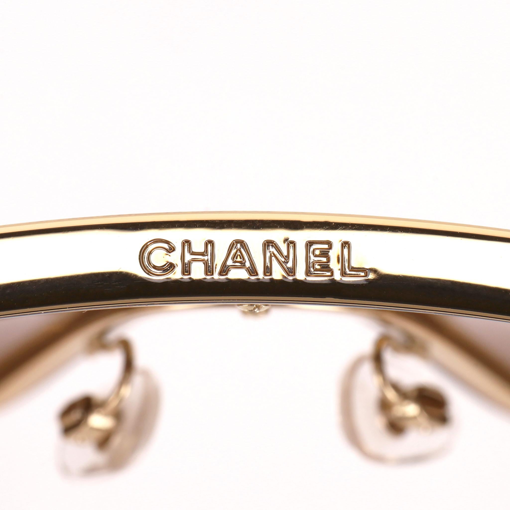 Lunettes de soleil Chanel avec chaîne et logo 'CC' sur les branches Excellent état - En vente à London, GB