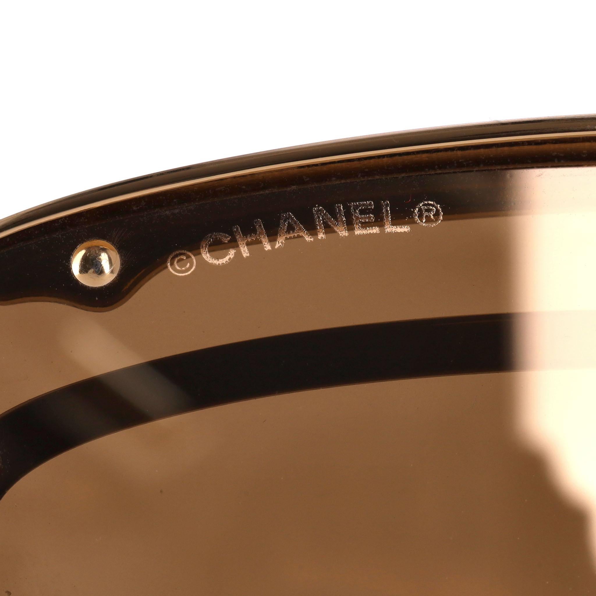 Lunettes de soleil Chanel avec chaîne et logo 'CC' sur les branches en vente 1