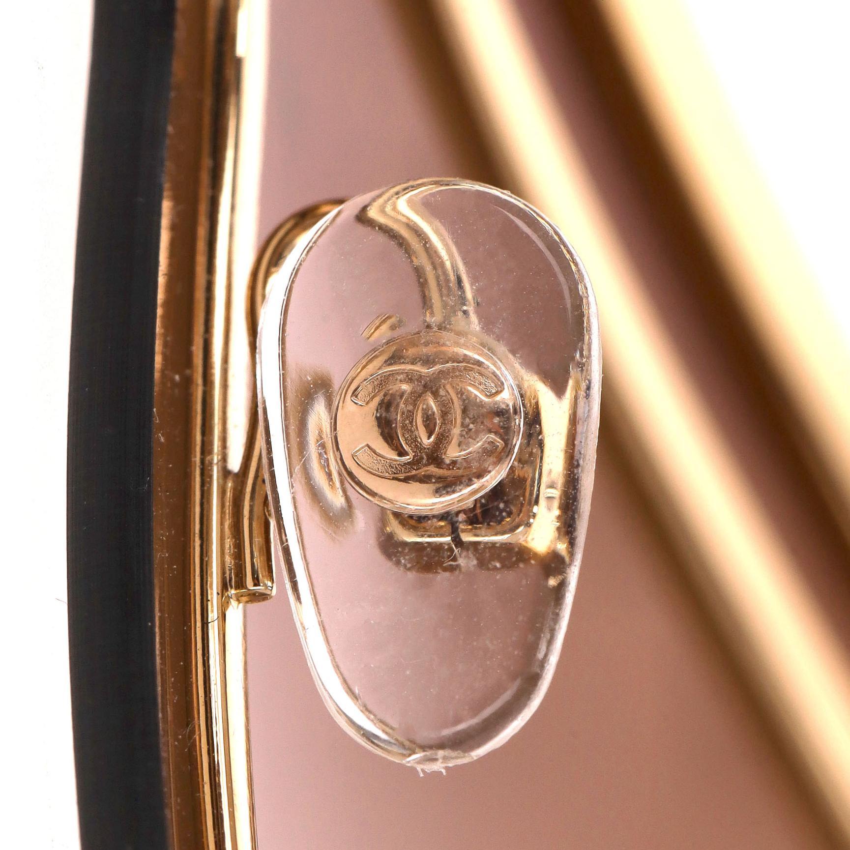 Lunettes de soleil Chanel avec chaîne et logo 'CC' sur les branches en vente 2