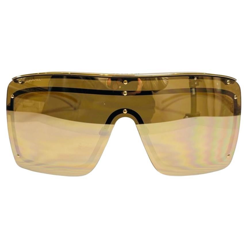 Chanel Shield verspiegelte Sonnenbrille mit Kette und 'CC' Logo-Bügeln im Angebot