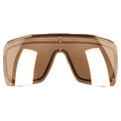 Lunettes de soleil Chanel avec chaîne et logo 'CC' sur les branches