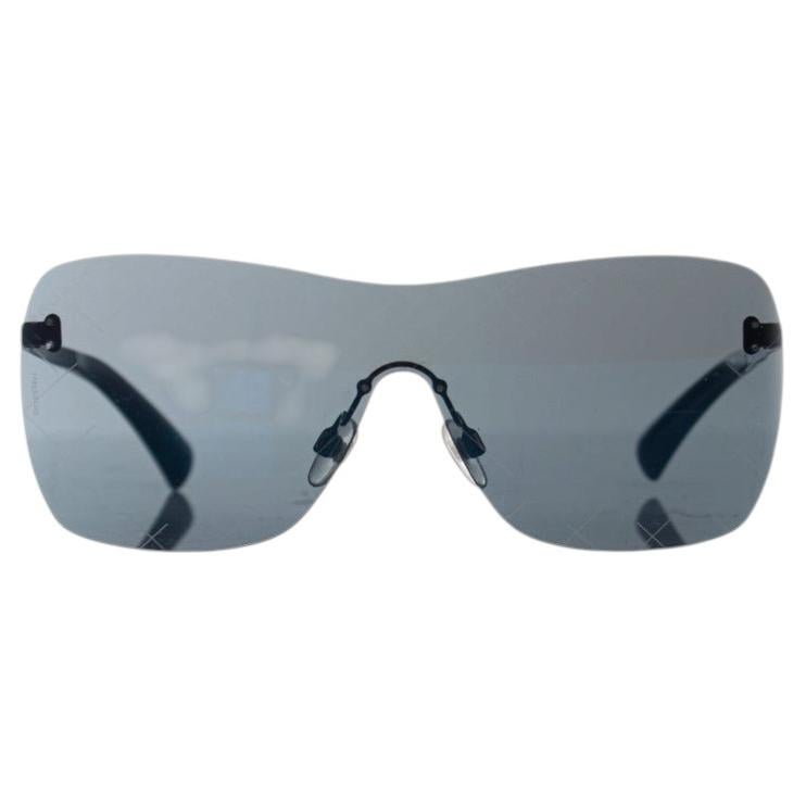 Chanel, Shield gesteppte Sonnenbrille in Blau im Angebot