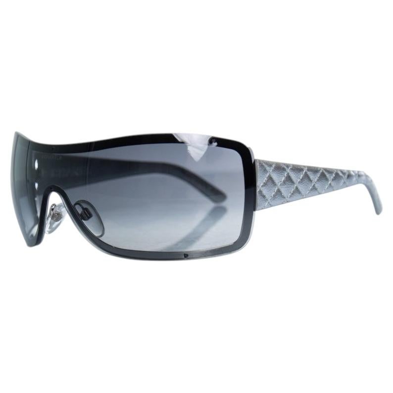 Chanel, Sonnenbrille im Shield-Stil mit gesteppten Bügeln