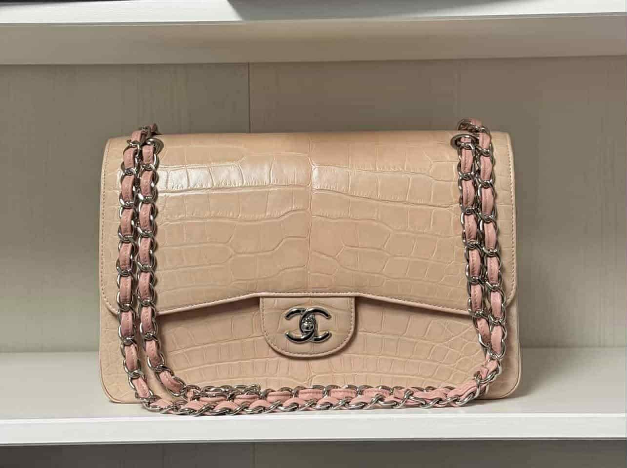 Borsa Chanel Classic a doppia patta in alligatore. Ferramenta argentata e lucida. Un pezzo da collezione da quando Chanel ha interrotto la produzione di borse in pelle esotica.

Include gli accessori: Scatola, sacchetto di polvere e carta di