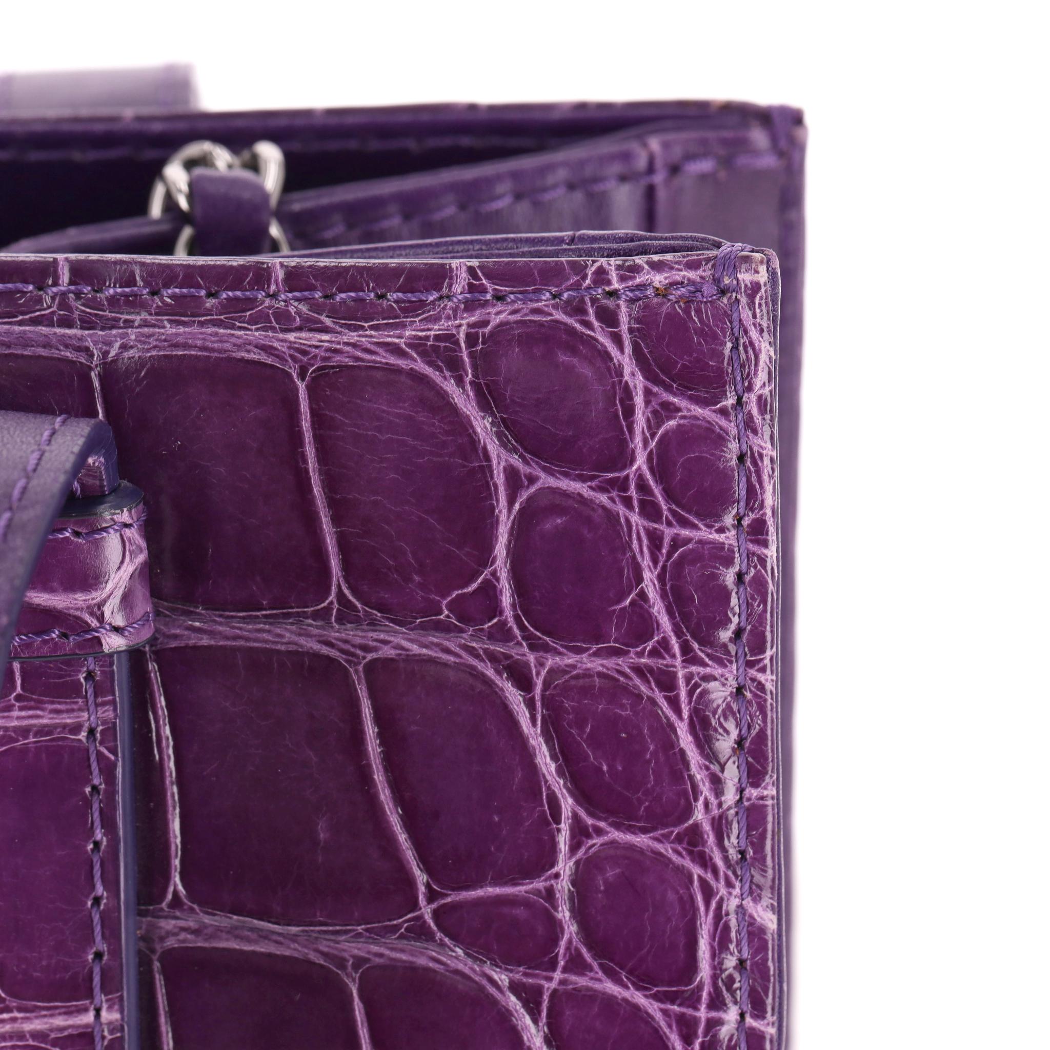 Chanel Borsa Tote in pelle di alligatore lucida in vendita 5