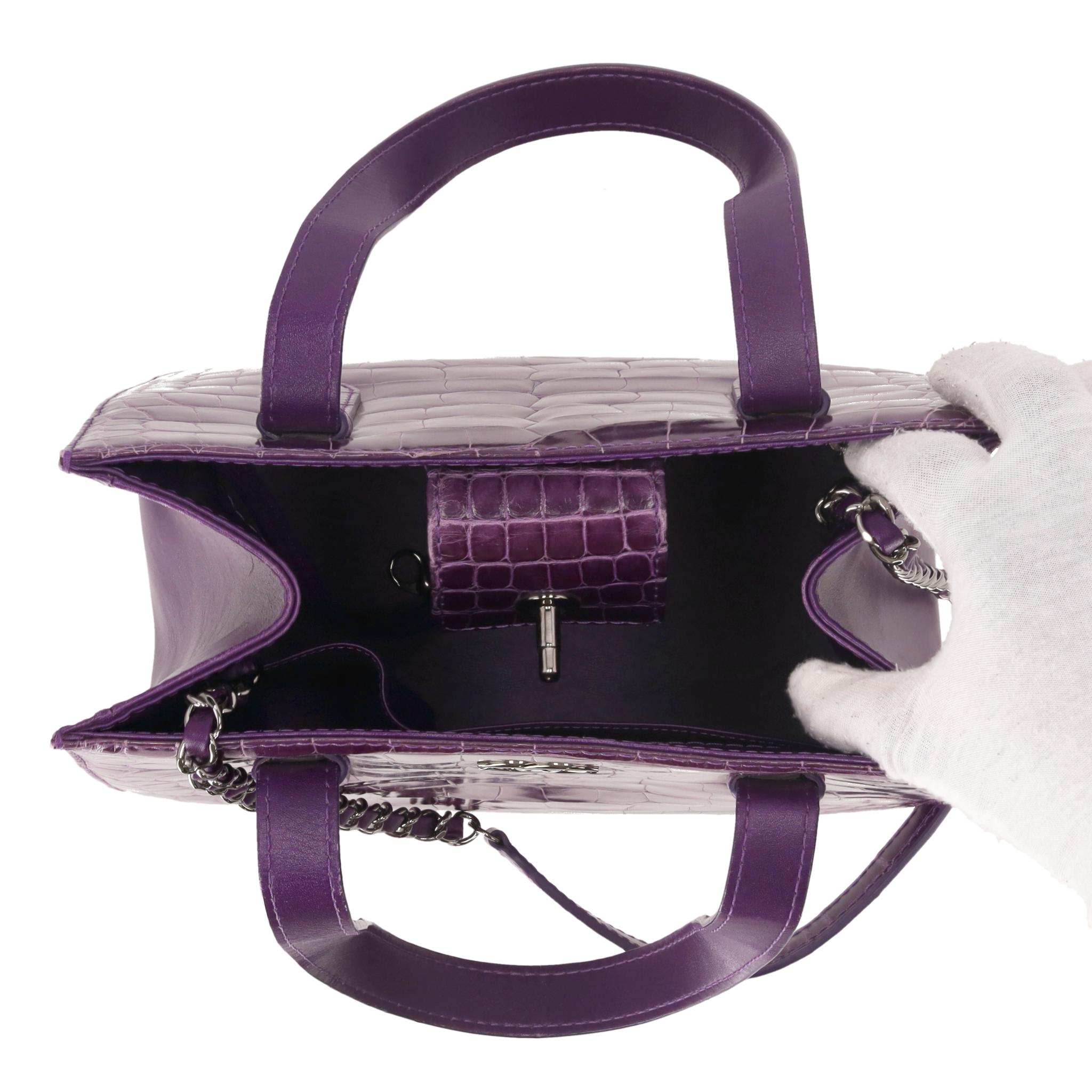 Chanel Borsa Tote in pelle di alligatore lucida in vendita 1