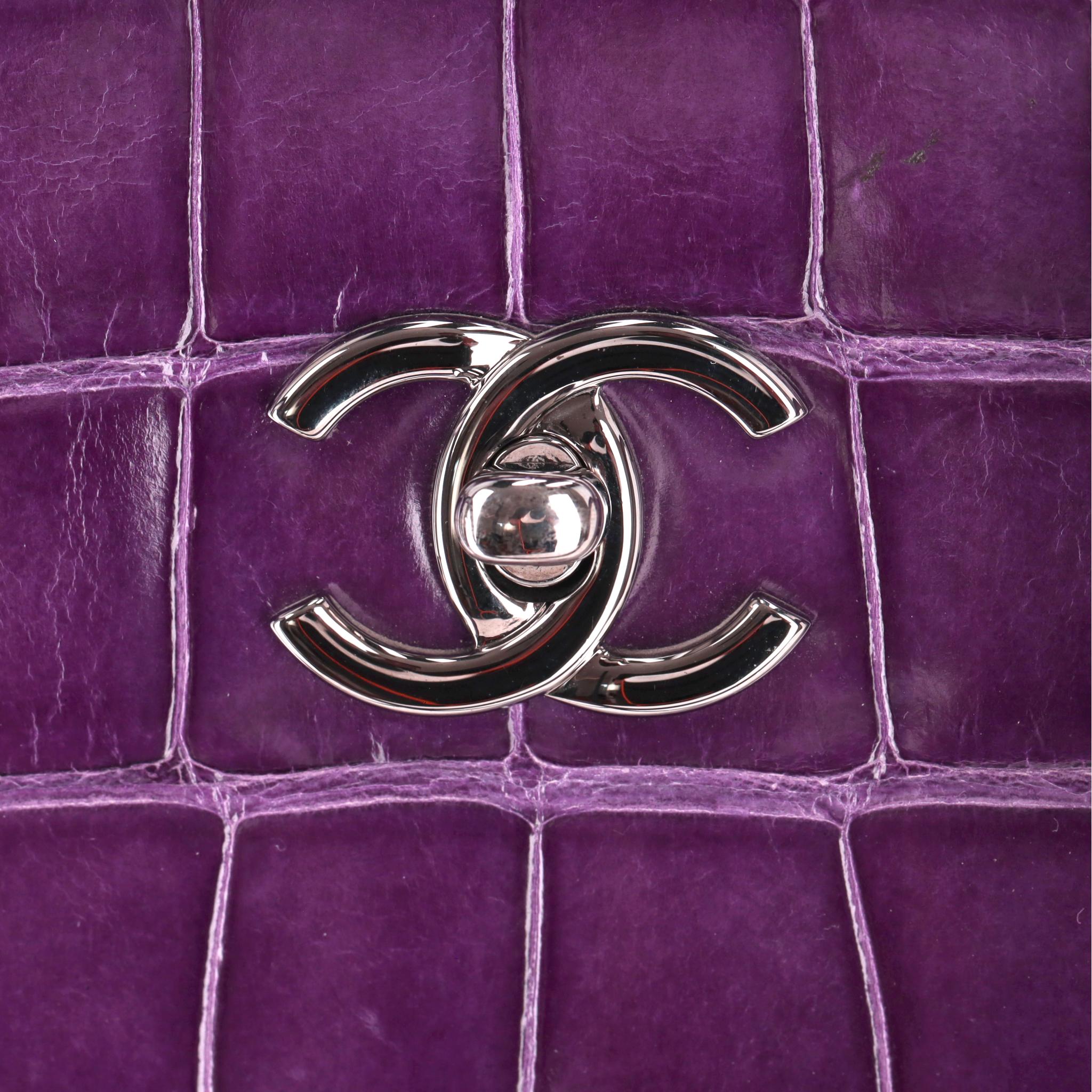 Chanel Borsa Tote in pelle di alligatore lucida in vendita 2