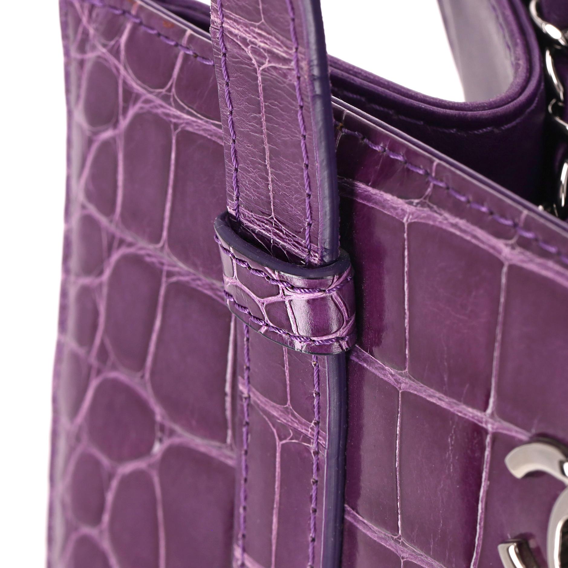 Chanel Borsa Tote in pelle di alligatore lucida in vendita 4