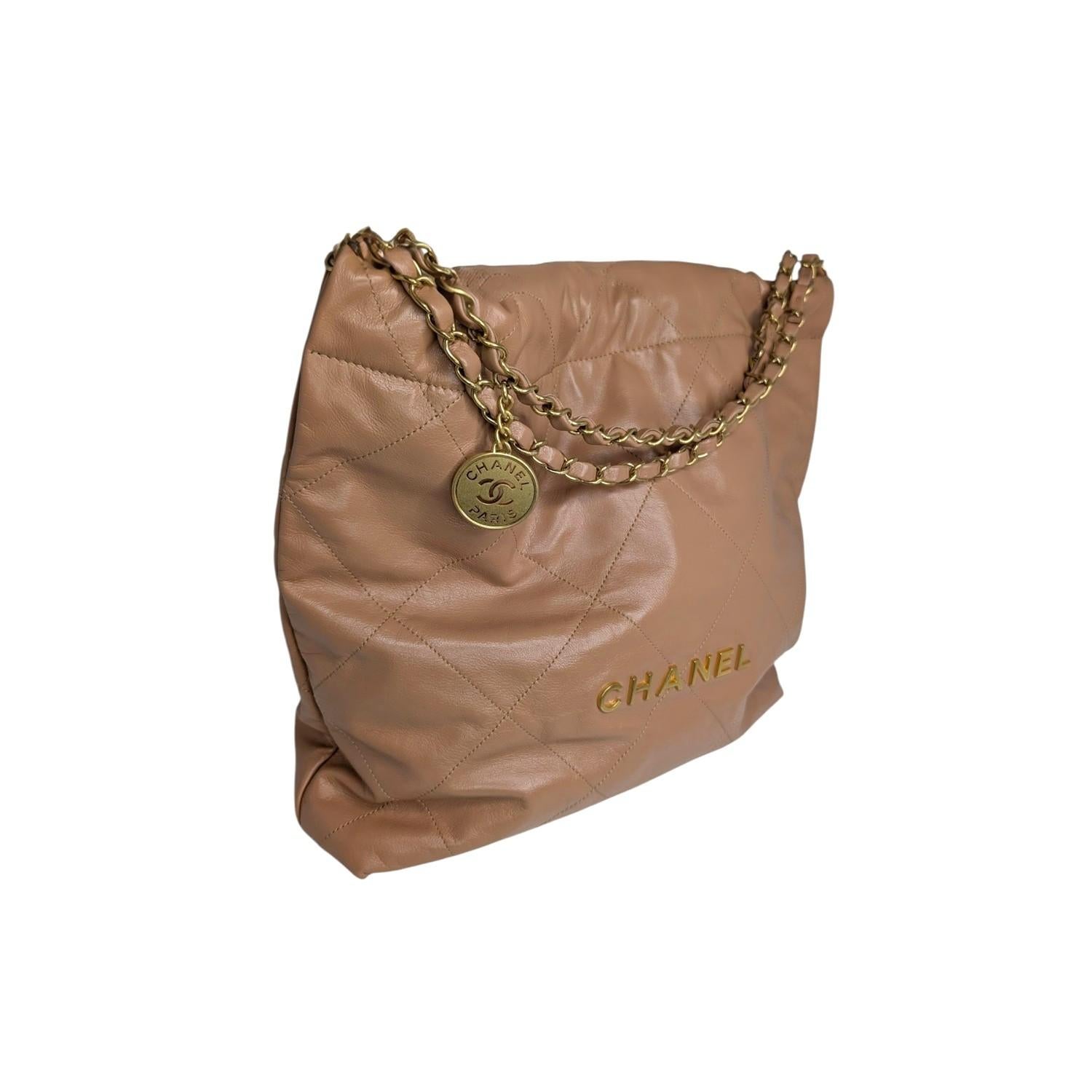 Mit dieser Chanel 22 Hobo-Tasche aus glänzendem, dunkelbeigem Kalbsleder können Sie Ihren Stil aufwerten. Diese in Italien gefertigte Tasche besticht durch ihre luxuriöse Haptik und ihr zeitloses Design. Der magnetische Schnappverschluss sorgt für