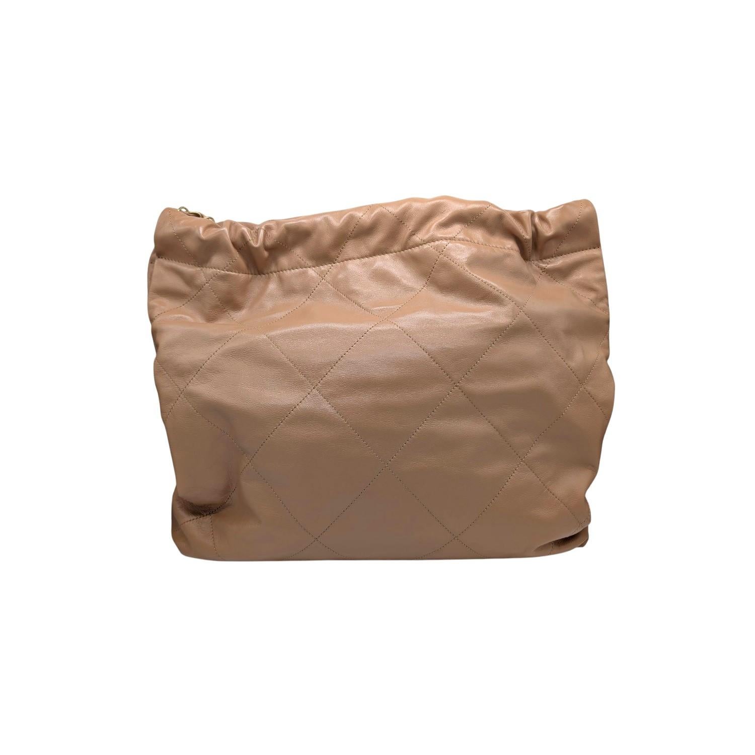 Chanel Glänzendes Kalbsleder 22 Medium Hobo Bag Dark Beige im Zustand „Hervorragend“ im Angebot in Scottsdale, AZ