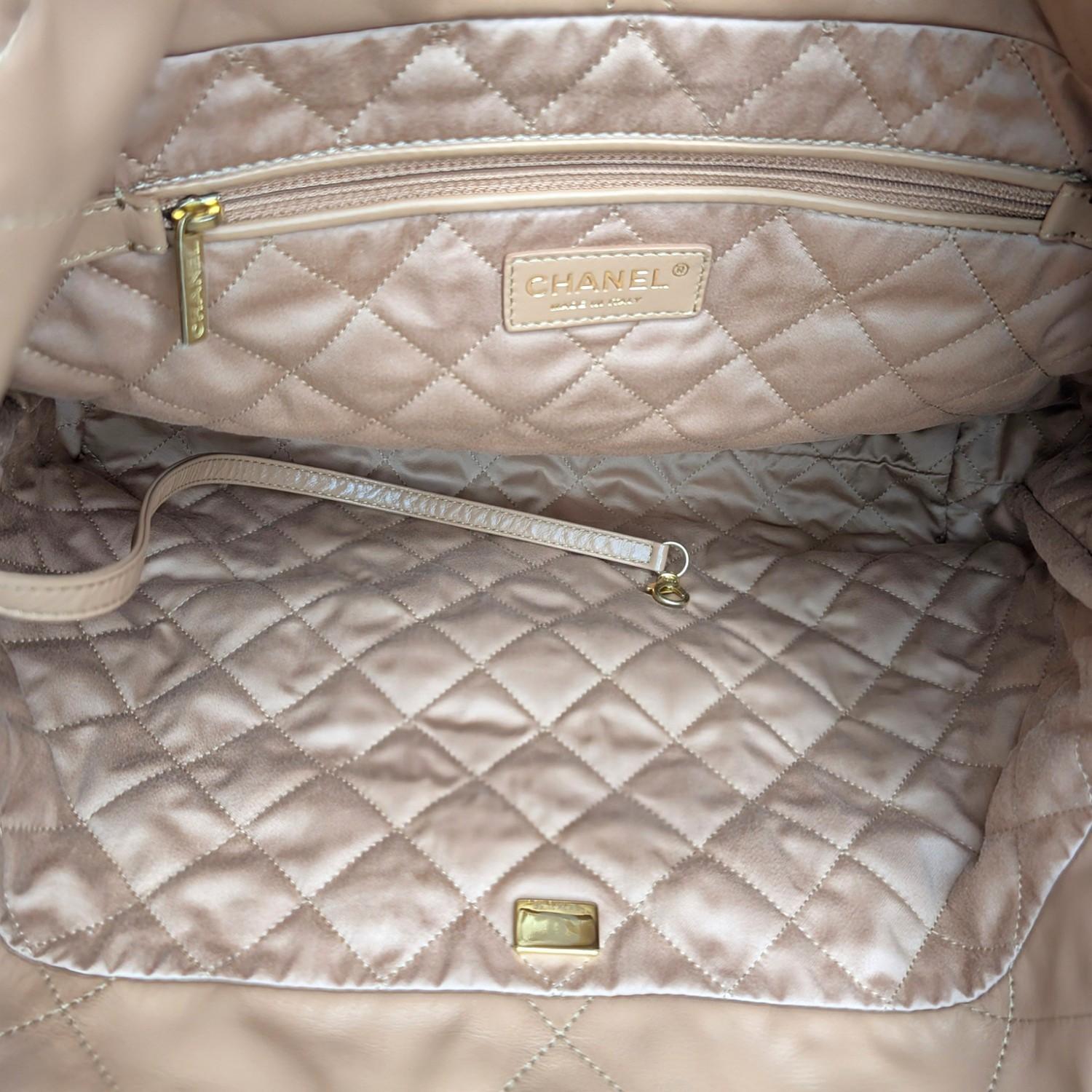 Chanel Glänzendes Kalbsleder 22 Medium Hobo Bag Dark Beige im Angebot 4