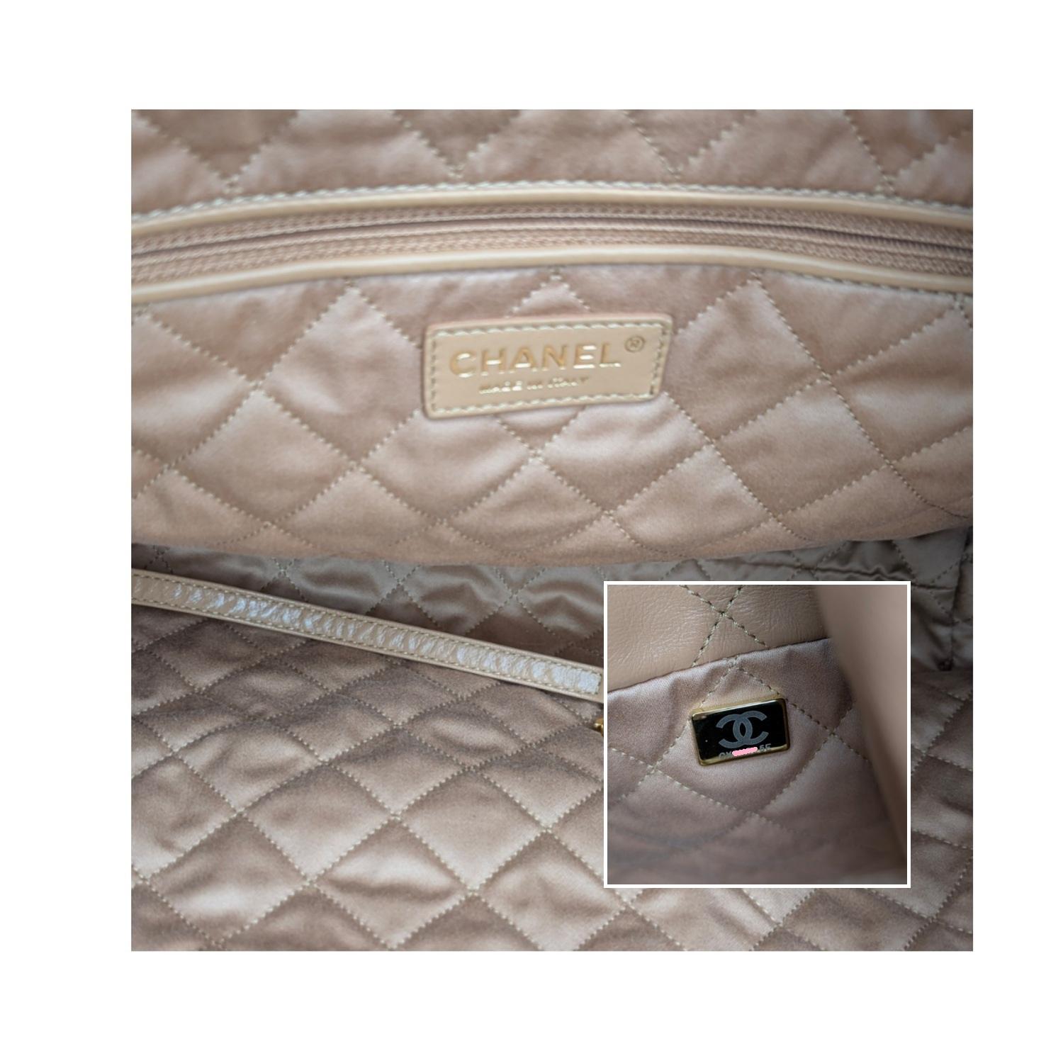 Chanel Glänzendes Kalbsleder 22 Medium Hobo Bag Dark Beige im Angebot 5