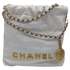 Chanel Glänzendes gestepptes Mini Chanel 22 Weißes Kalbsleder