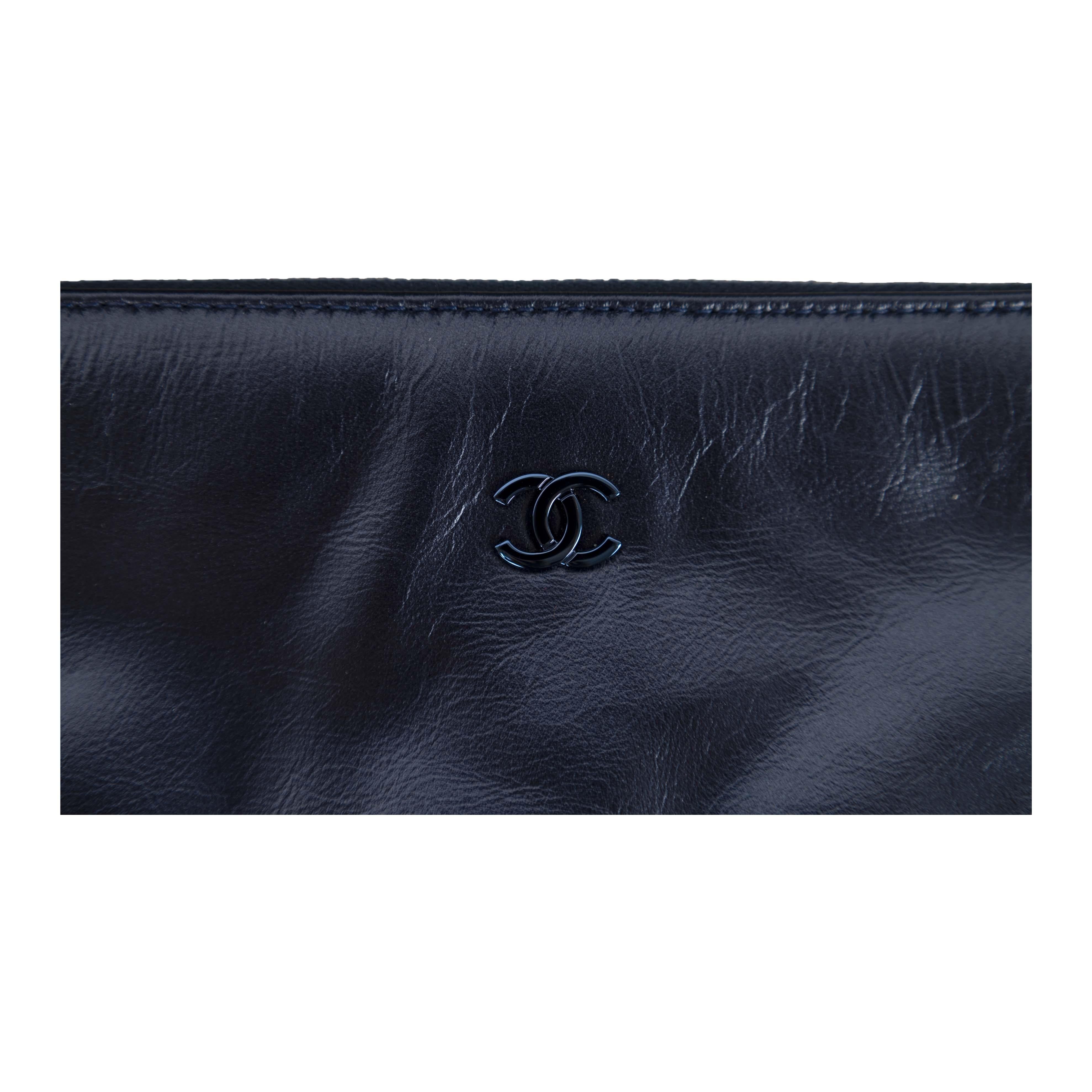 Women's or Men's Chanel Shiny Calfskin Quilted Small Chanel 22 Ruthenium - '20s