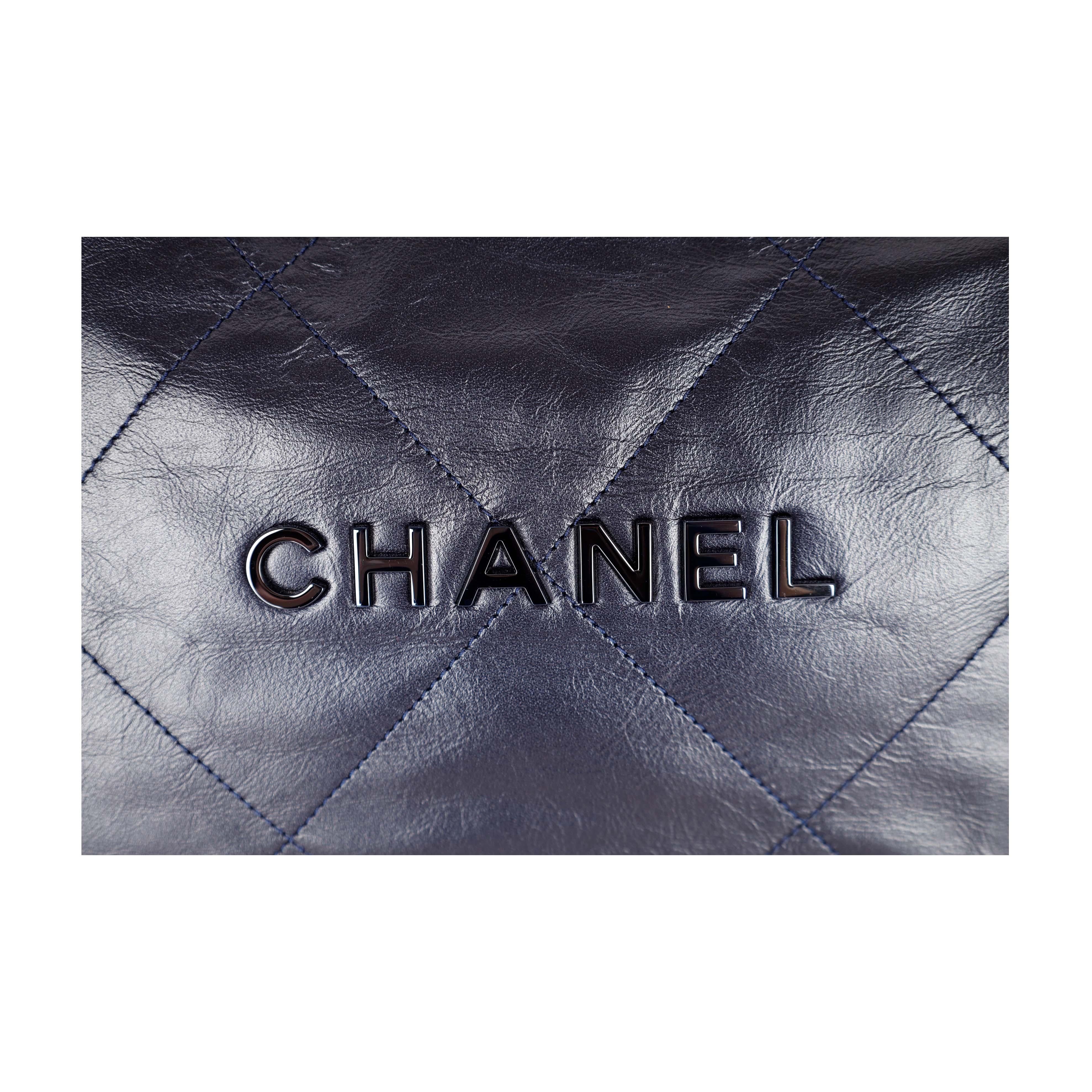 Chanel Shiny Calfskin Quilted Small Chanel 22 Ruthenium - '20s In Excellent Condition In Milano, IT