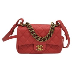 Chanel Mini sac à rabat Trapezio rouge matelassé en peau de mouton brillante