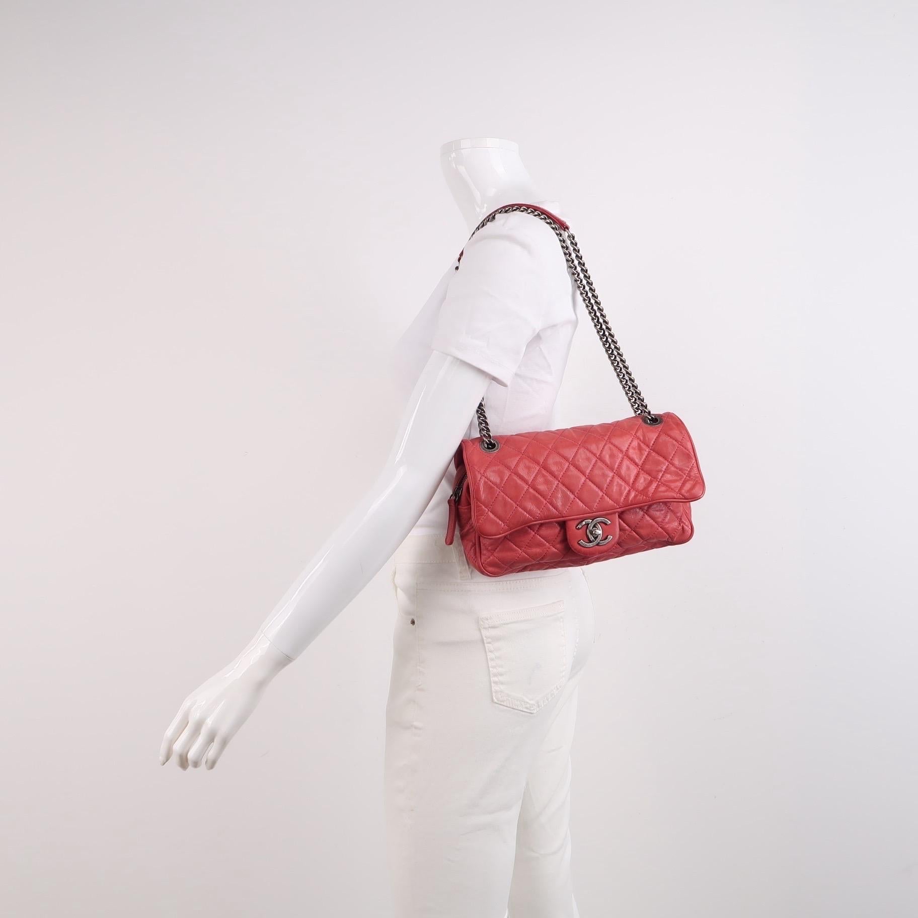 Incorporez un style intemporel à votre garde-robe avec le sac à rabat Shiva de Chanel. Réalisé en cuir vieilli avec une finition vieillie, ce sac présente une version moderne du modèle classique de Chanel. Les lanières en chaîne antique et la