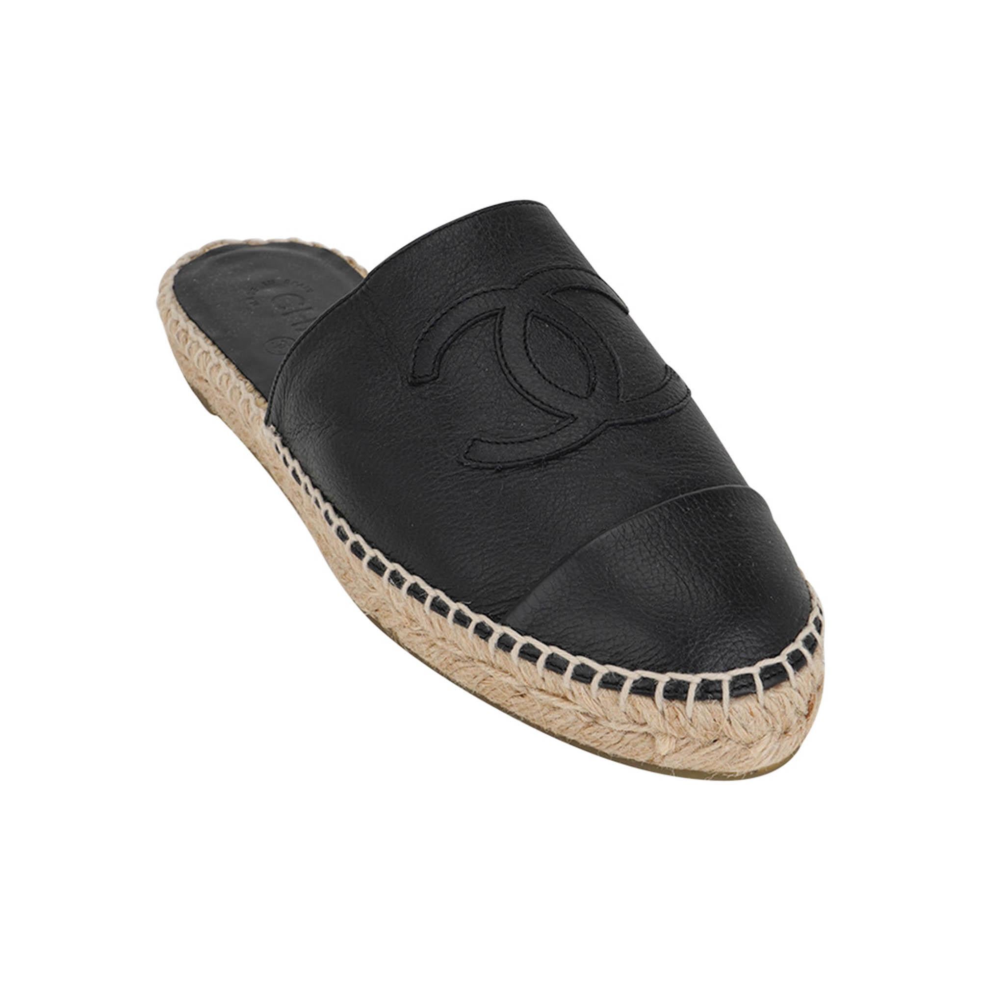 Mightychic offers a pair of Chanel Espadrilles mules featured in Black leather.
Large tonal CC on top of foot.
Tonal toe cap.
1