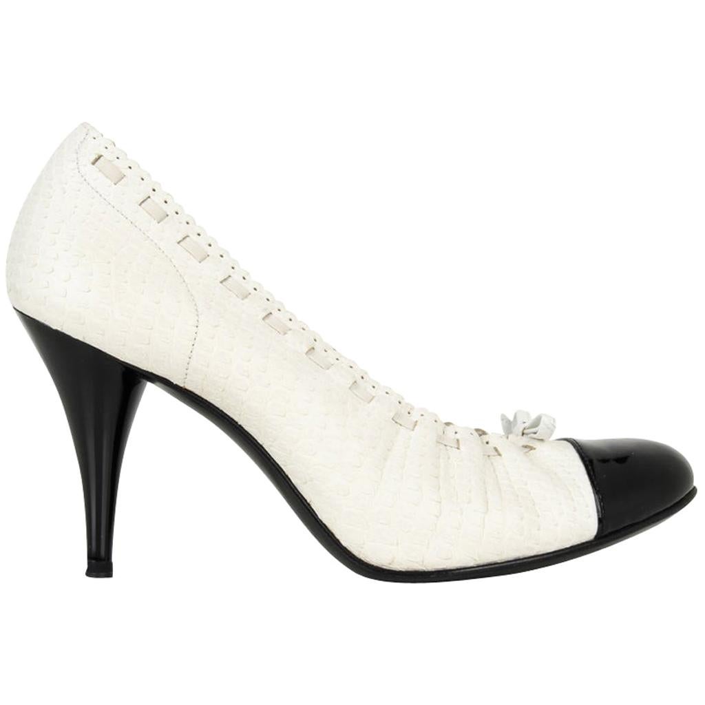 Chanel Shoe White Snakeskin Pump Black Detailed Round Patent Toe Heel 38 / 8
