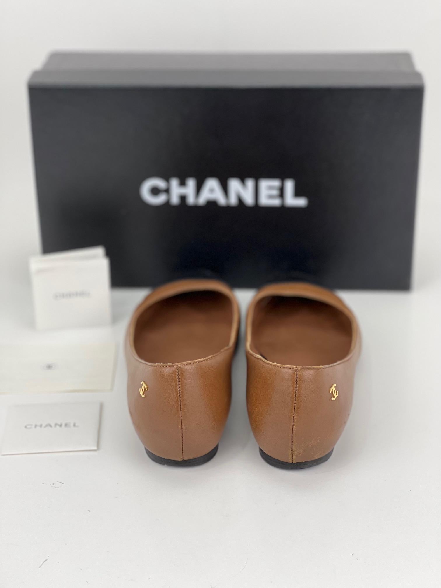 CHANEL Coco Mark Lambskin
Leather Beige Black Flats
100% Authentic  Pre-Owned 
RATING: B  very good, shows some signs
of use and wear
EXTERIOR: has little scuffing in few area's
back, front tiny on sides
BOTTOM: shows some wear
HEEL: .03'' shows