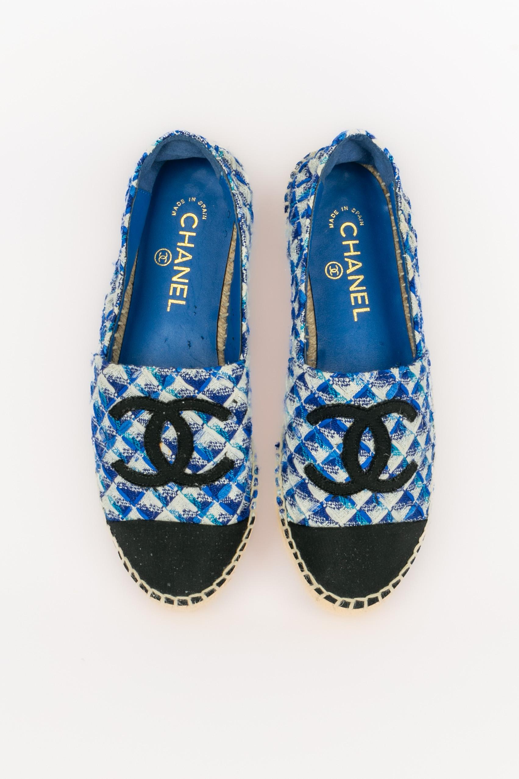 CHANEL - (Made in Spain) Leather and fabric espadrille-like shoes in blue and white tones. Never worn but the leather has several scratches inside the shoes.

Condition:
Good condition

Dimensions:
Size 38

SKU:CH119