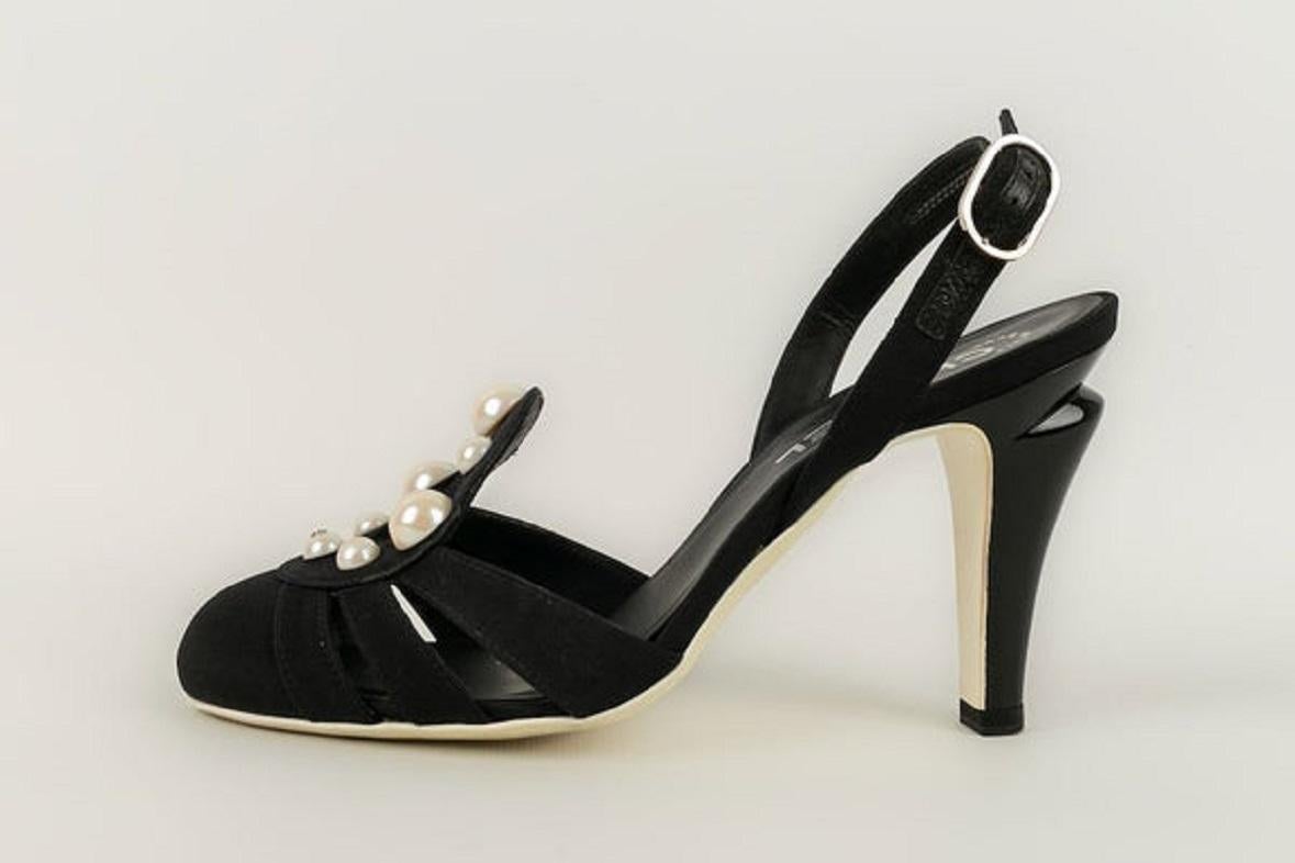 Chanel - (Made in Italy) Black satin pumps with costume pearly beads, and heels in lucite. Size 37 1/2.

Additional information:
Dimensions: Heel height: 9 cm
Condition: Good condition
Seller Ref number: CH73