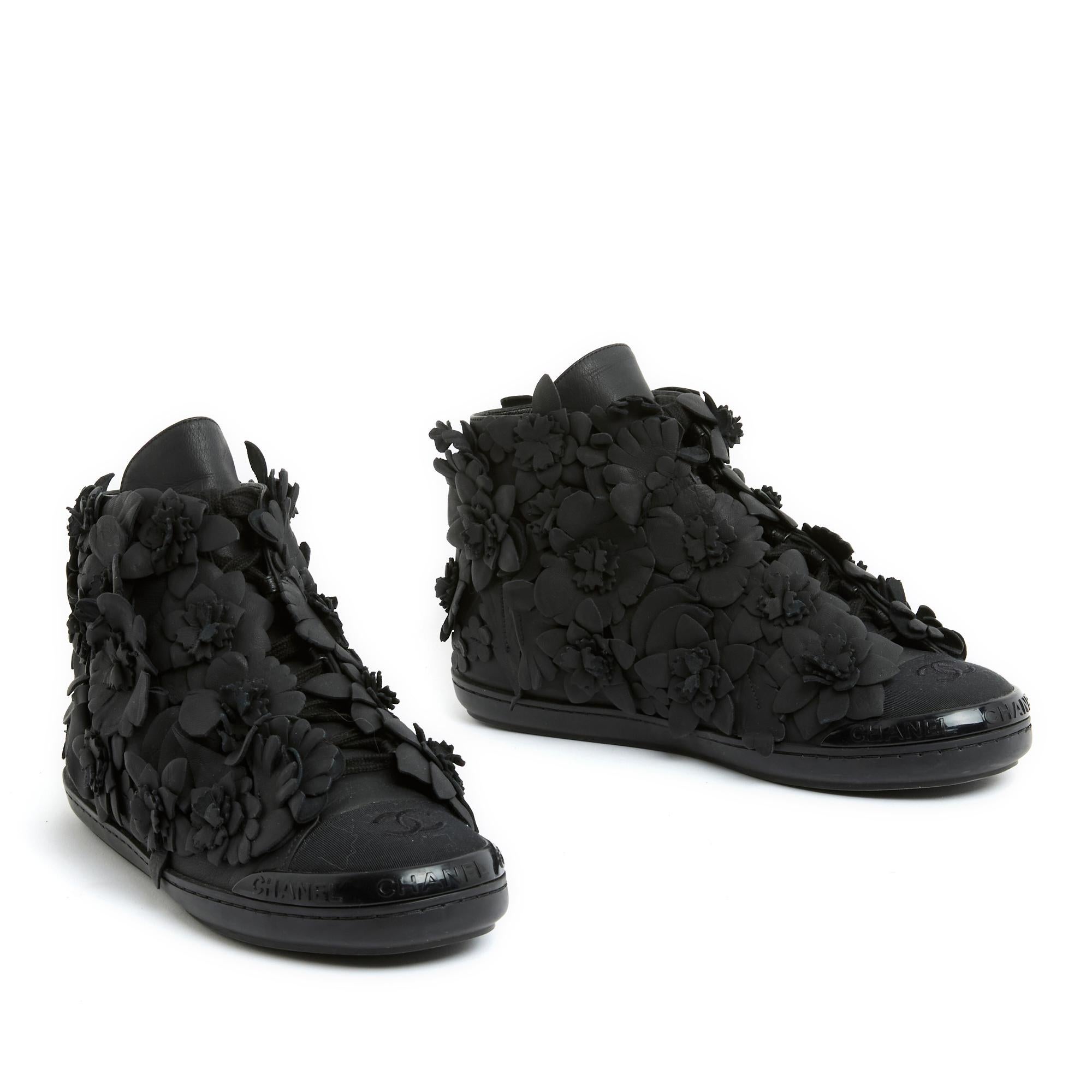Chanel shoes high-top sneakers in black leather entirely covered with flowers of the same leather, rounded toe in black canvas embroidered with the CC logo, black rubber sole marked Chanel on the front, closure with a long lace on 7 loops. Size 38FR