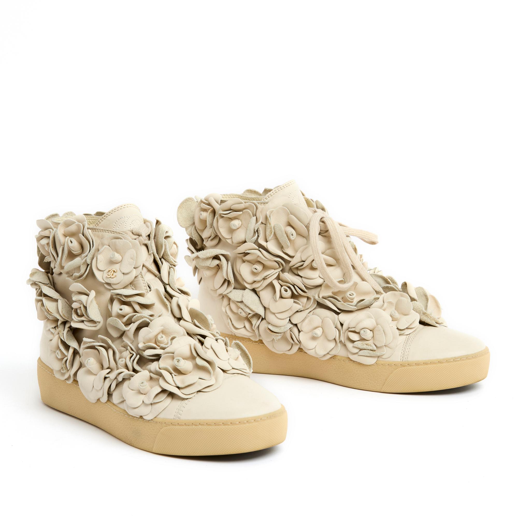 Chanel shoes high-top sneakers in beige leather entirely covered with flowers of the same leather, almond toe in matching leather, beige and black rubber sole on the front, closure with a long lace on 5 hidden loops. Size 39FR either UK5.5 or US7.5,