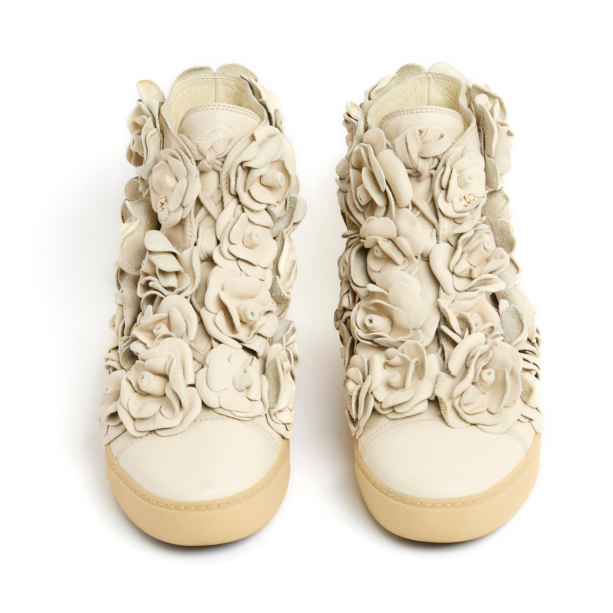 Chanel Shoes Sneakers EU39 Beige Leather Camelia In Good Condition For Sale In PARIS, FR