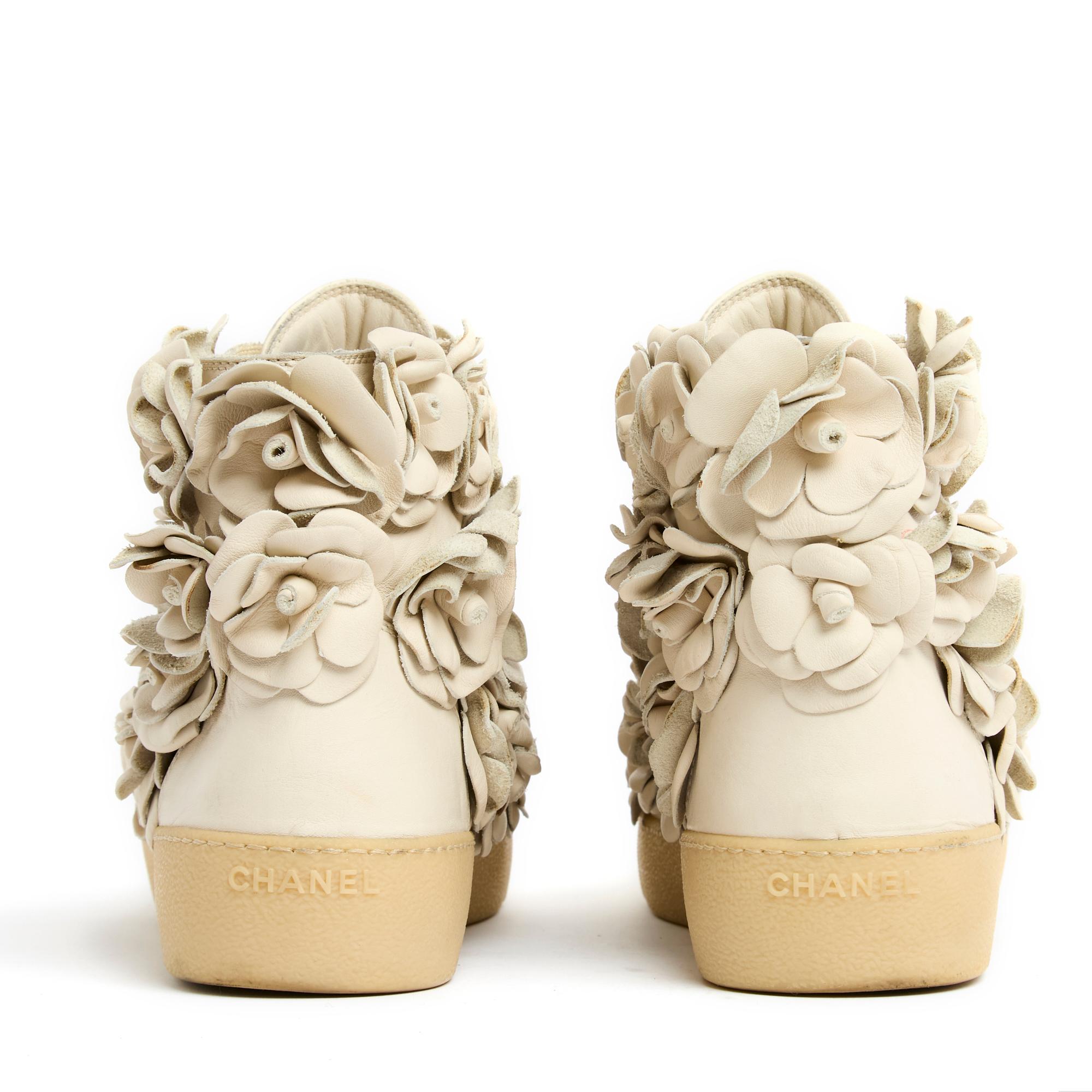 Chanel Chaussures Baskets EU39 en cuir beige camélia en vente 1