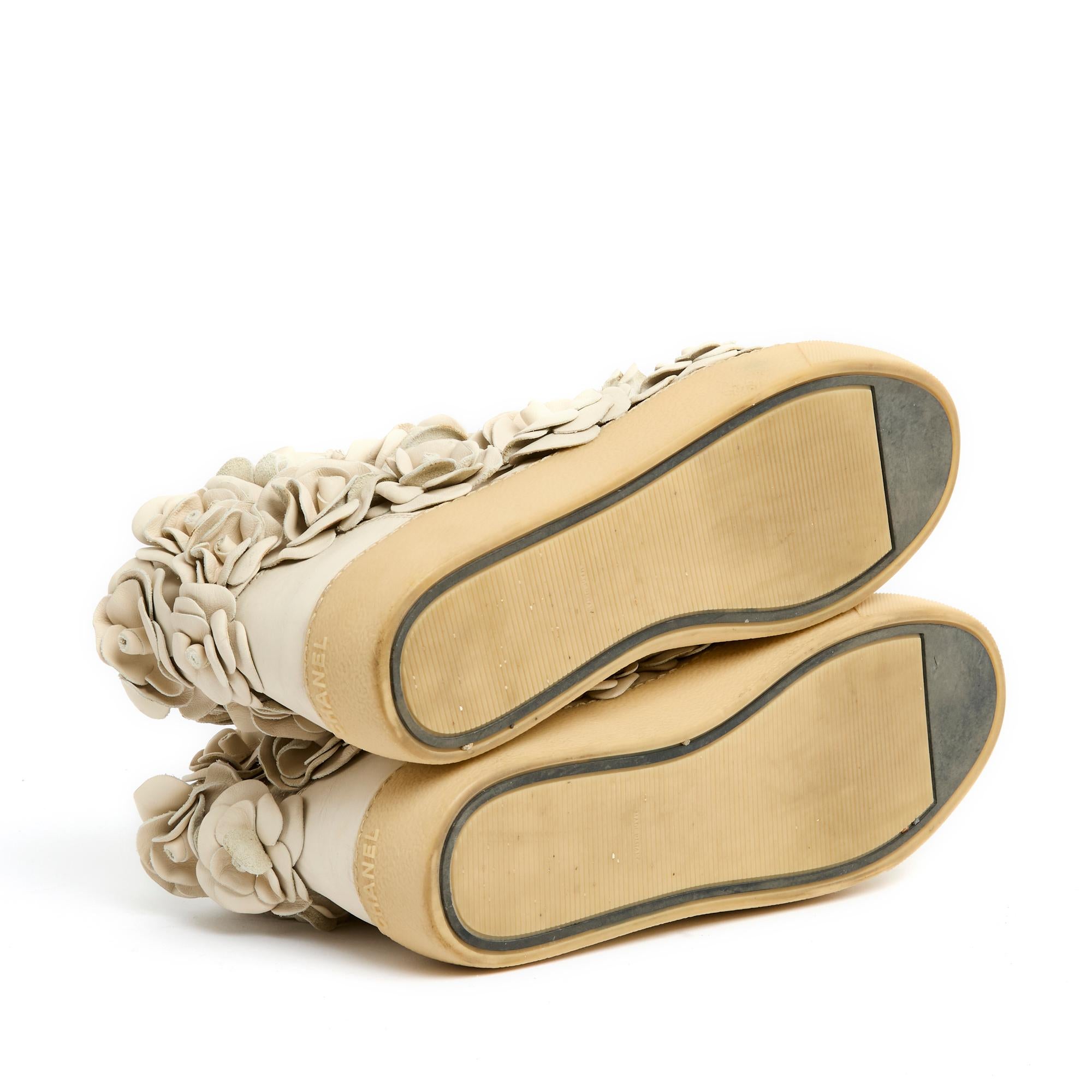 Chanel Chaussures Baskets EU39 en cuir beige camélia en vente 2