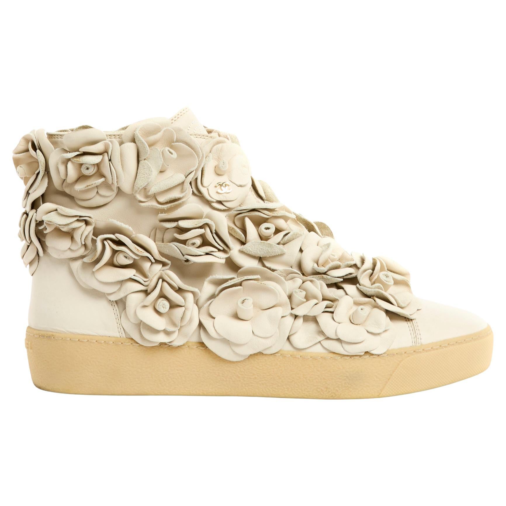 Chanel Shoes Sneakers EU39 Beige Leather Camelia For Sale