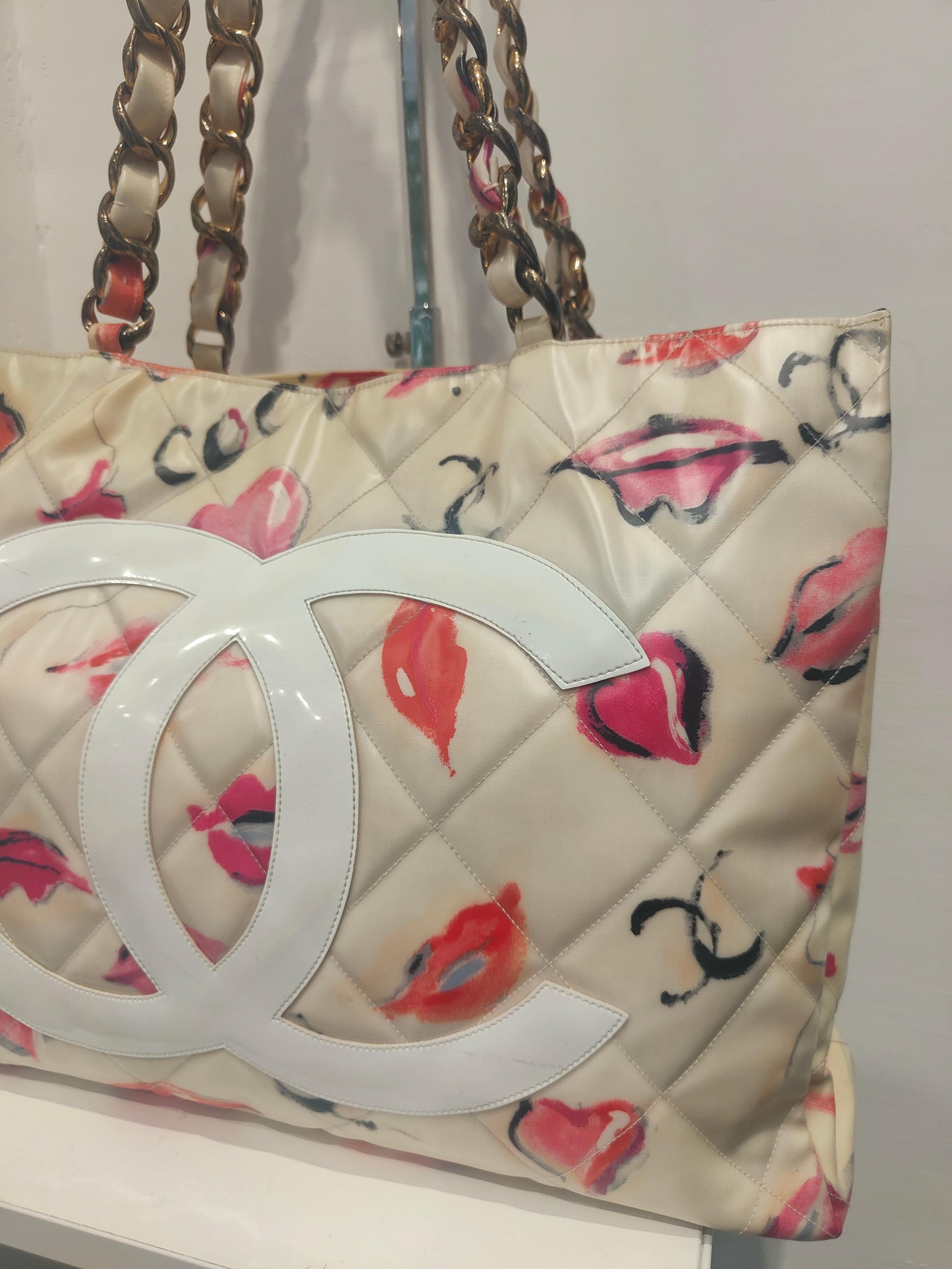 Chanel shopper kisses 5