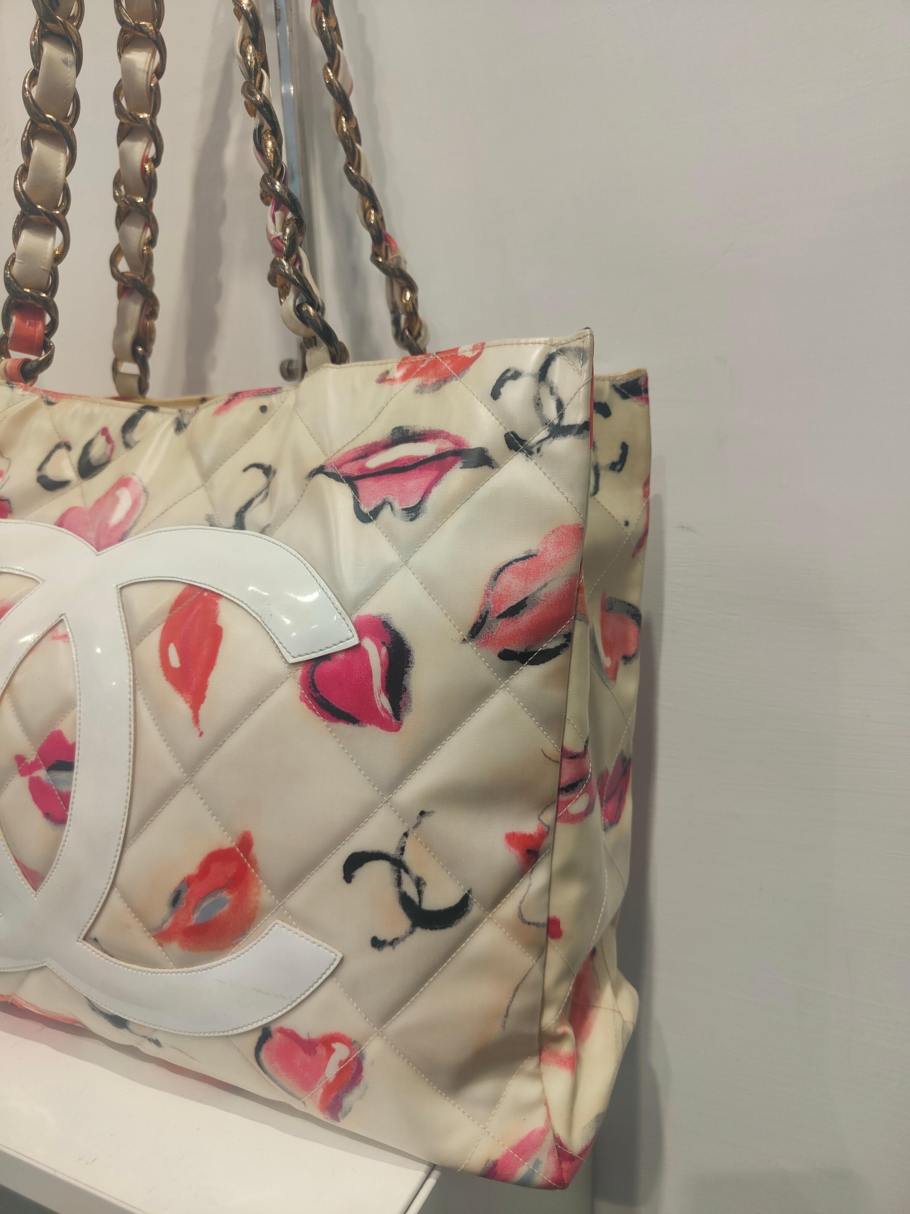 Chanel shopper kisses 6