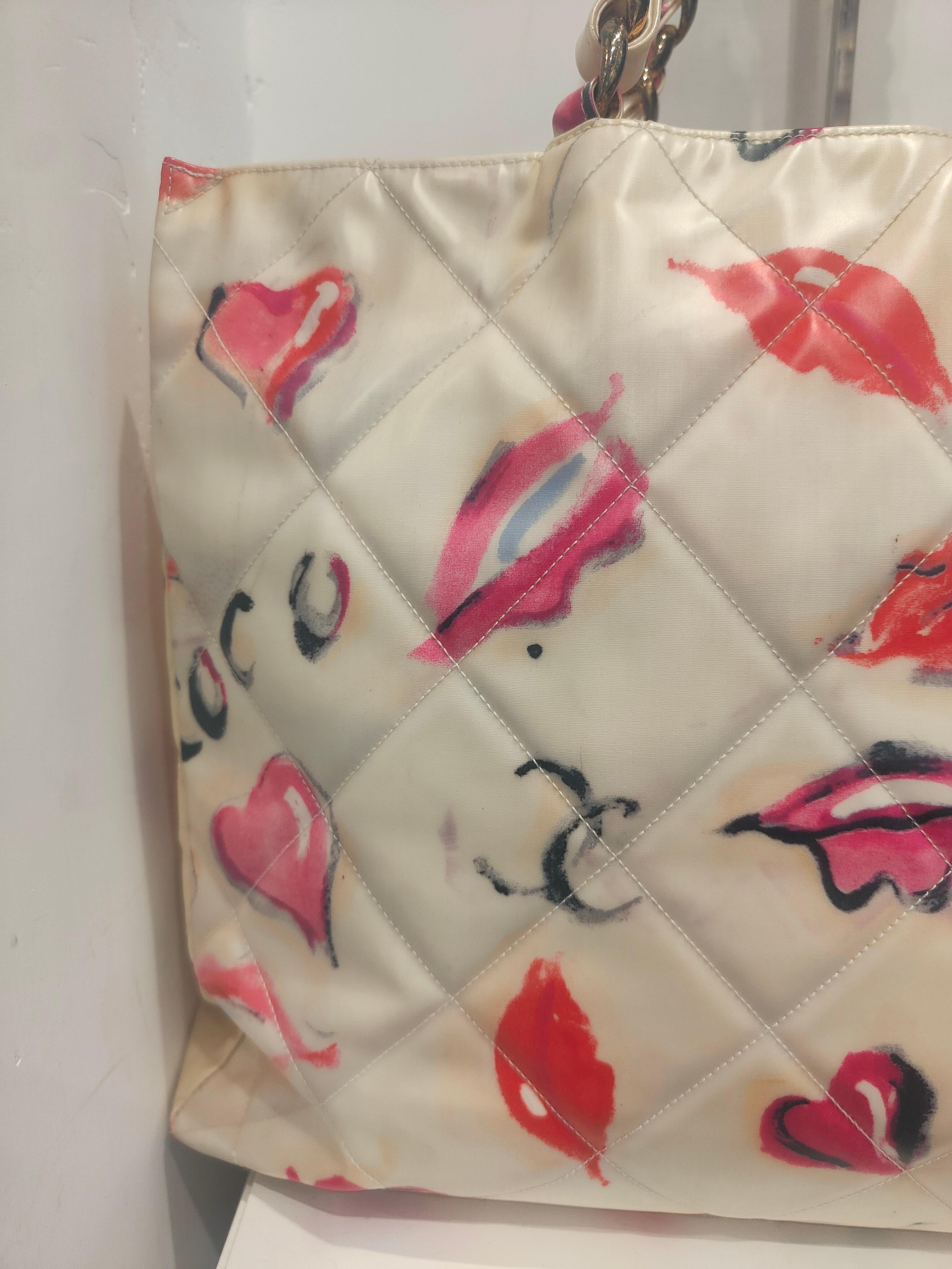 Chanel shopper kisses 1