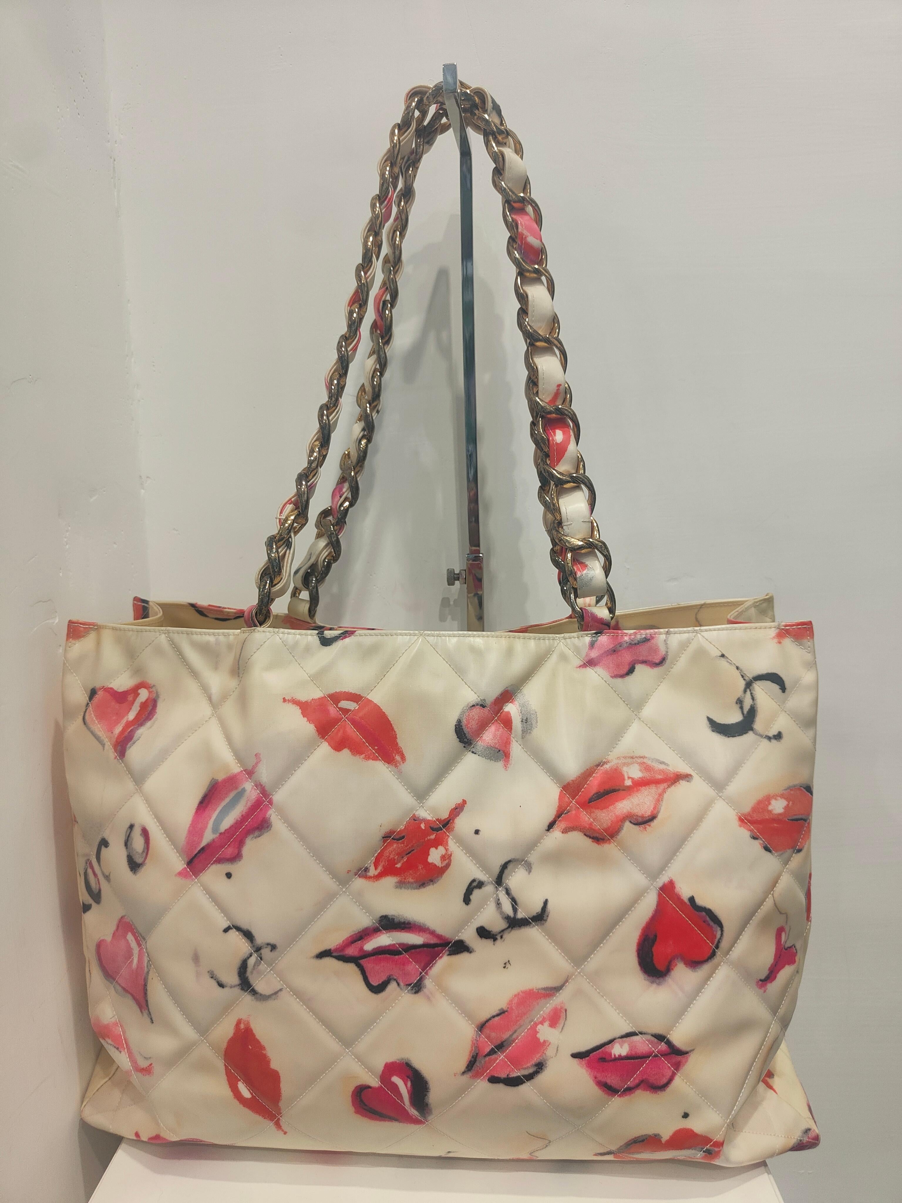 Chanel shopper kisses 2