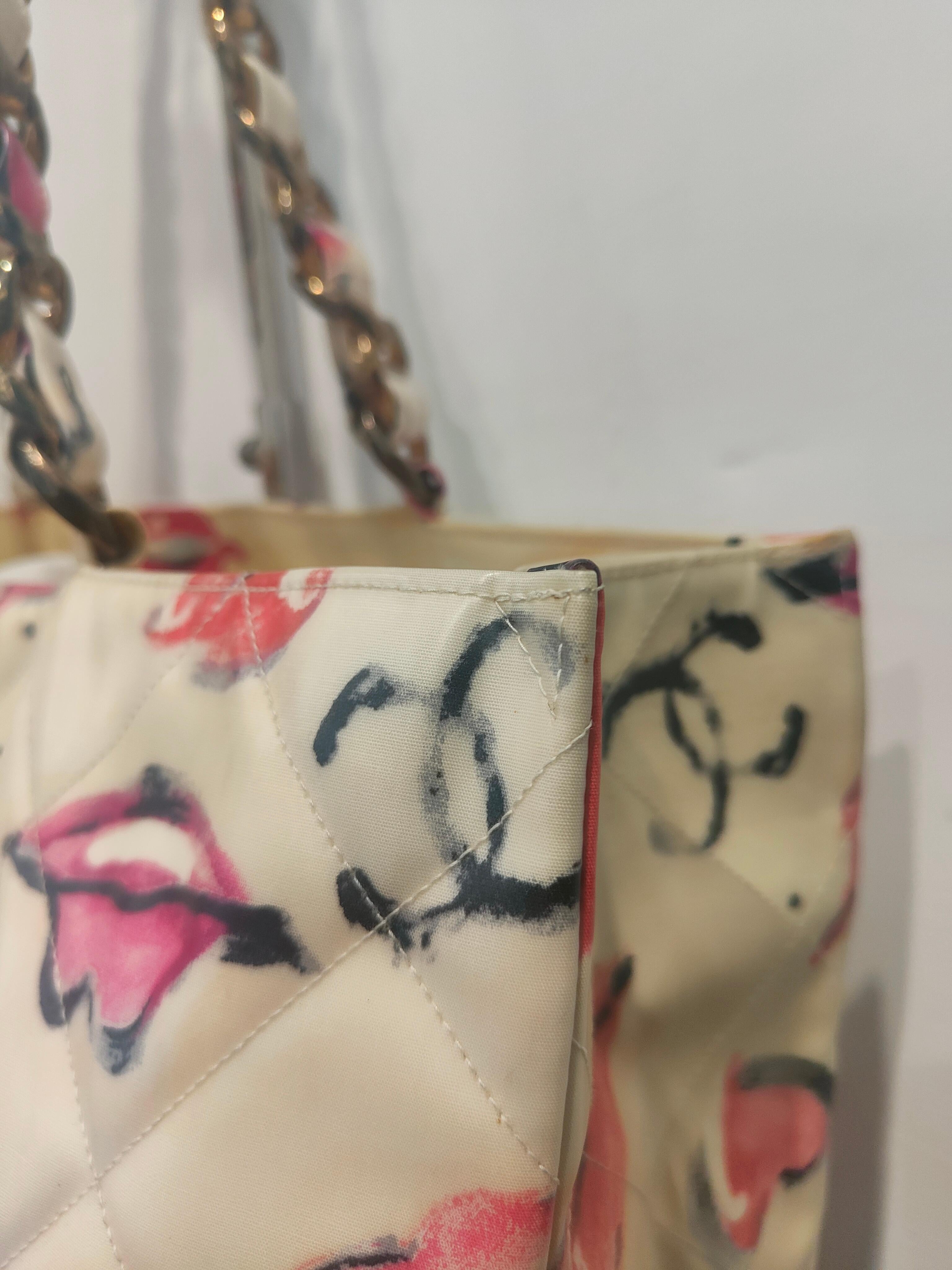 Chanel shopper kisses 3