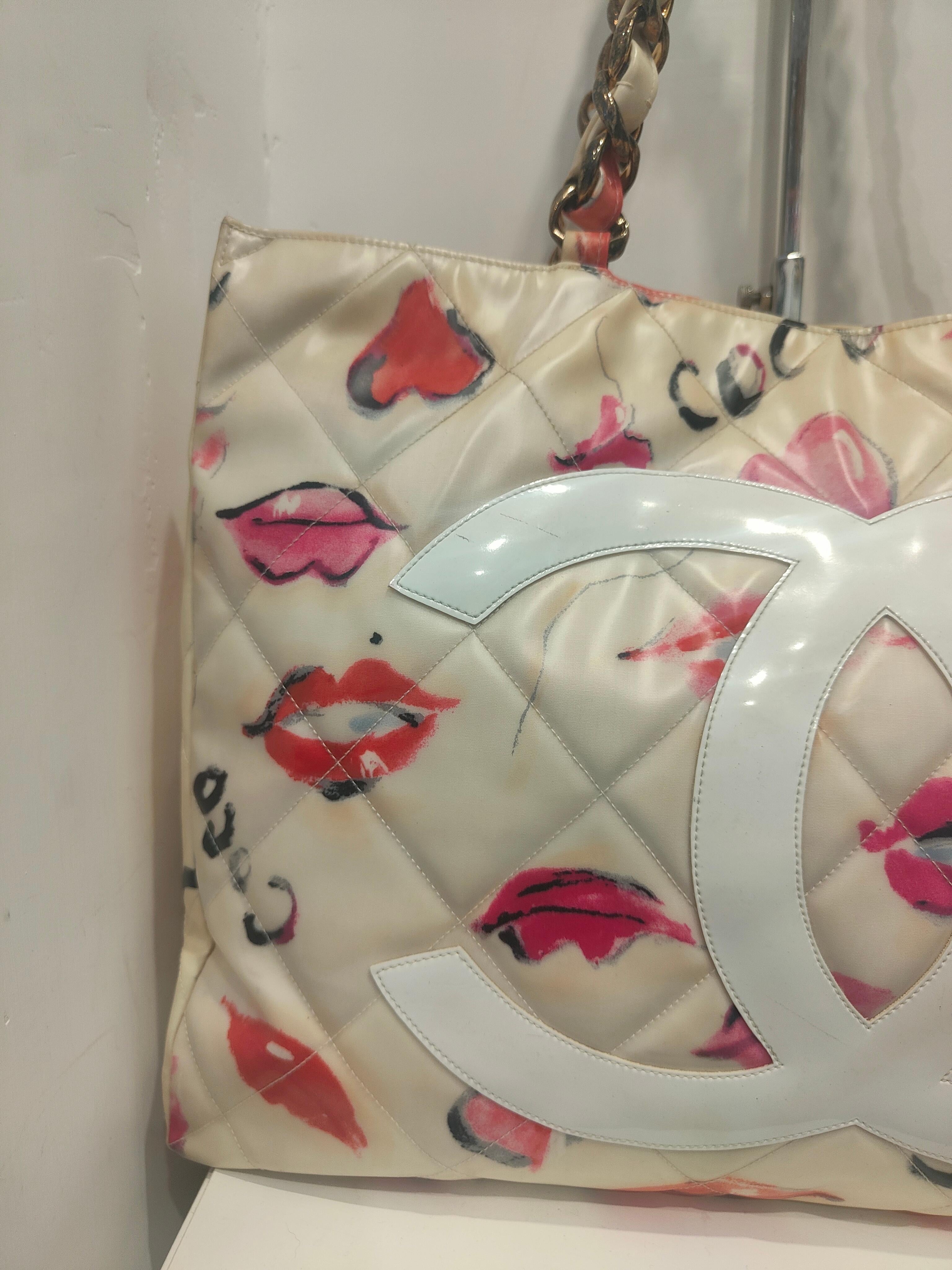 Chanel shopper kisses 4