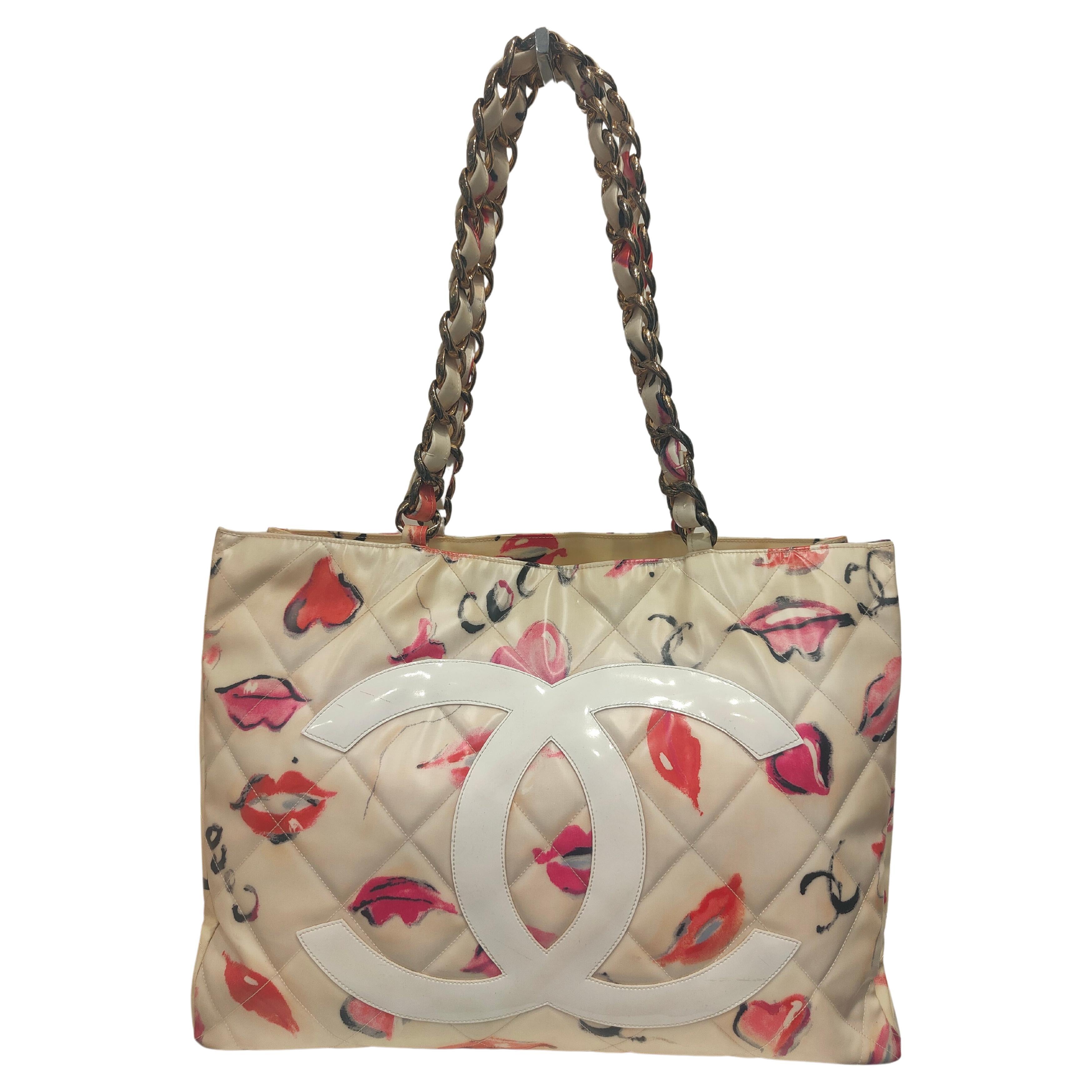 Chanel shopper kisses