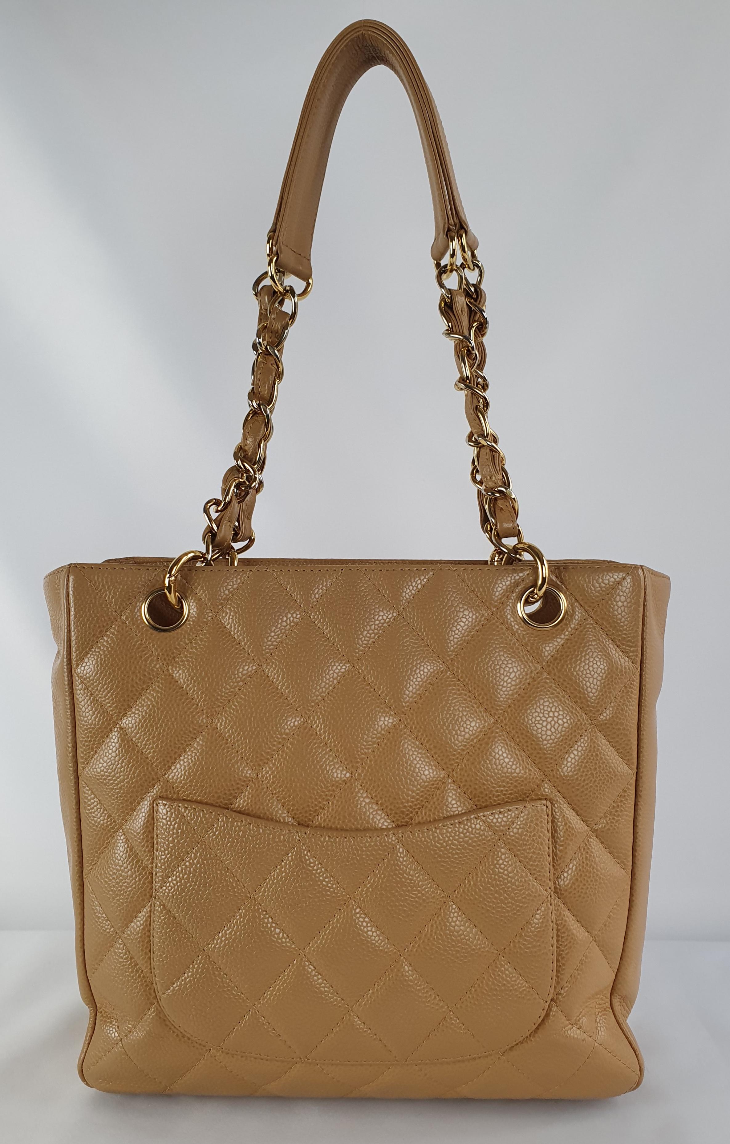 - Designer: CHANEL
- Model: Shopping bag
- Condition: Very good condition. Minor sign of wear on base corners, Scratches on hardware, Sign of wear on Leather
- Accessories: None
- Measurements: Width: 24cm , Height: 23cm , Depth: 8cm 
- Exterior