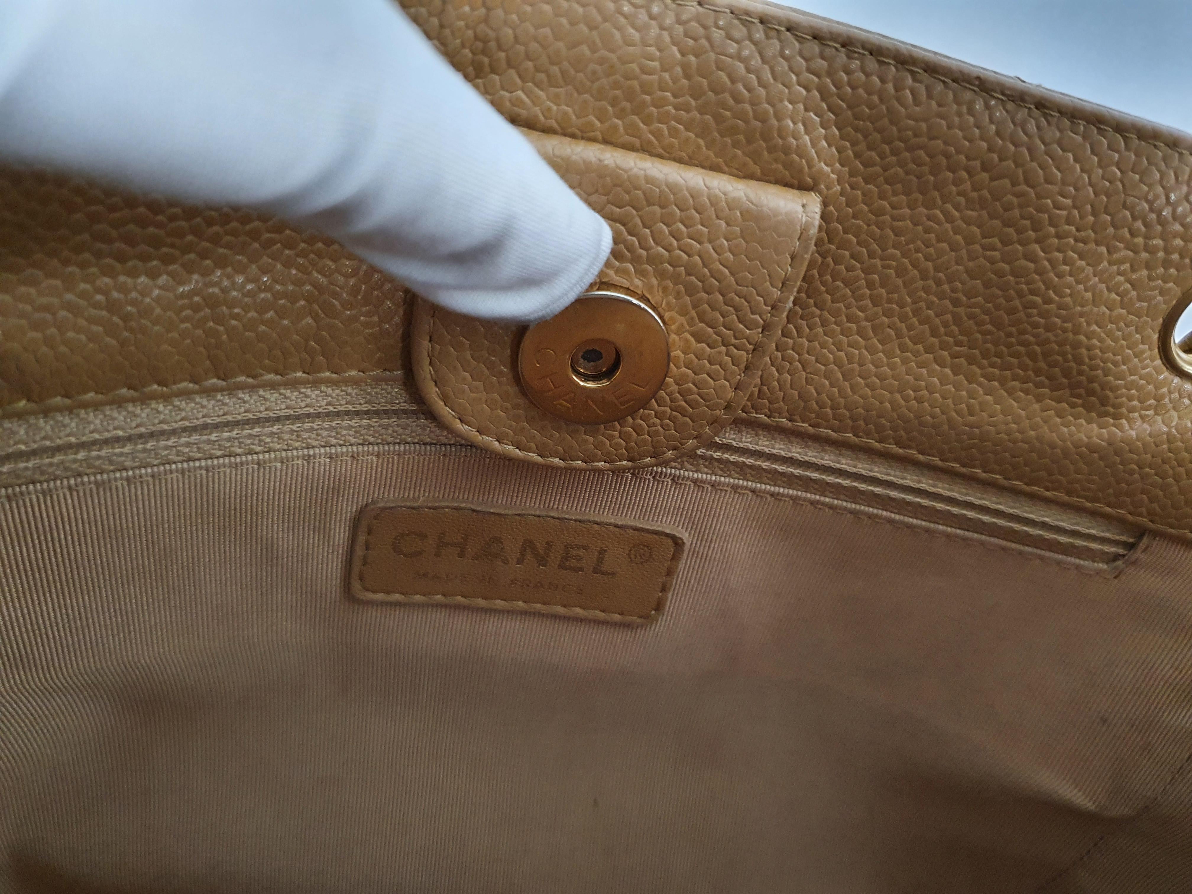 Women's Chanel, Shopping bag in brown leather For Sale