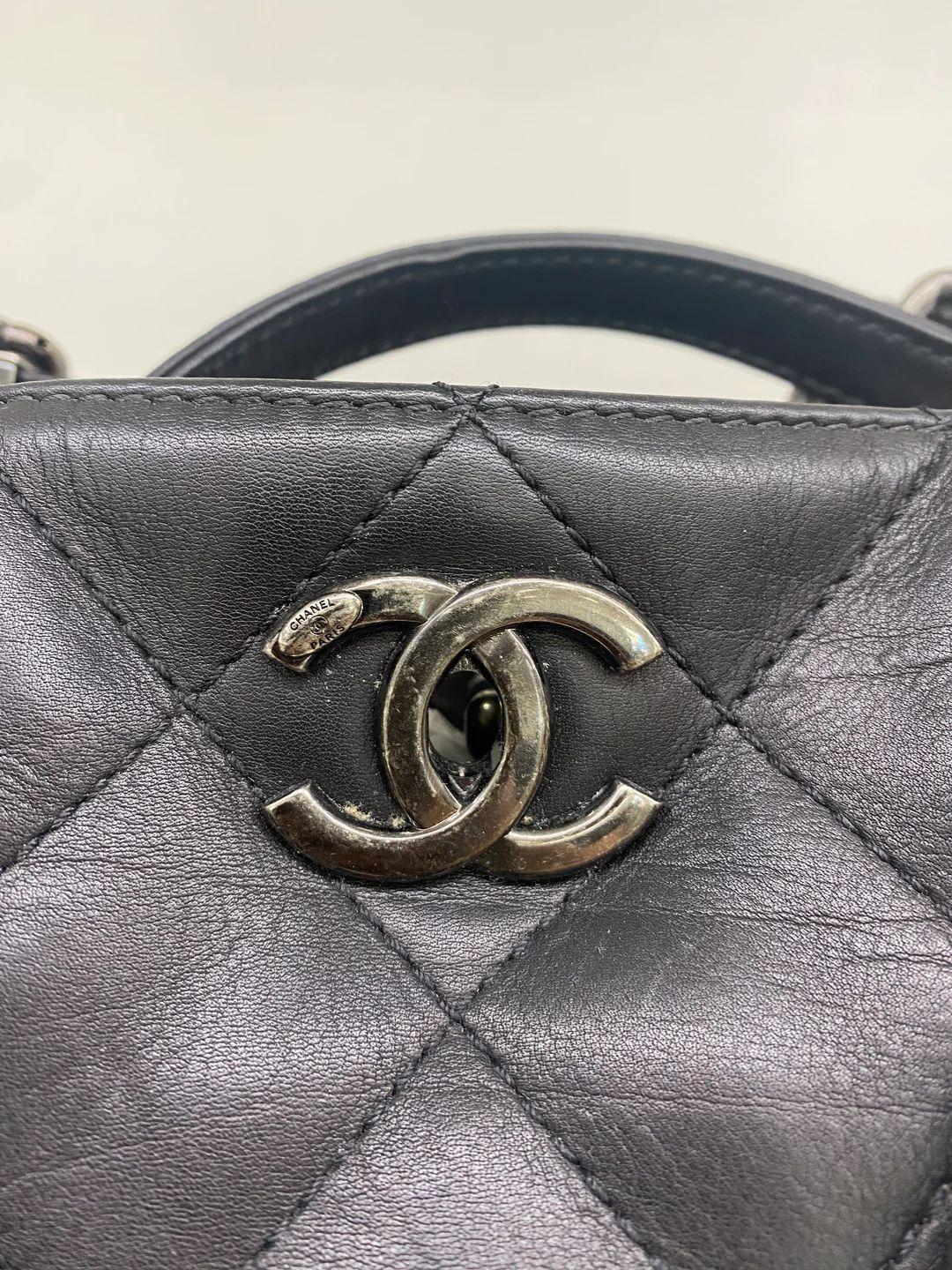 Women's or Men's Chanel Shopping in Chains Tote For Sale