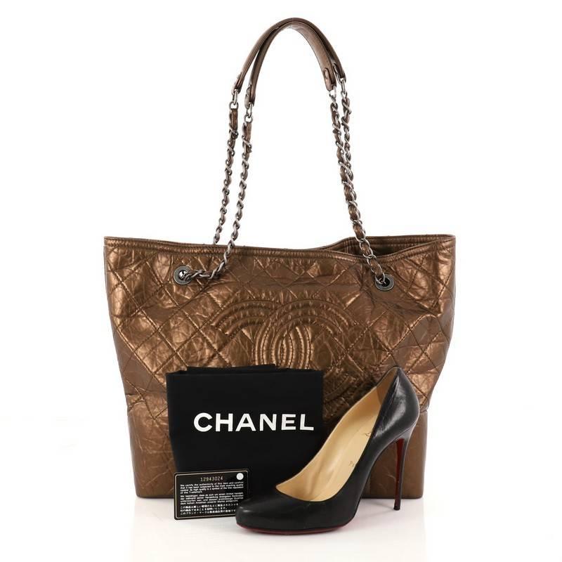 This authentic Chanel Shopping In Moscow Tote Quilted Distressed Leather Large is perfect for everyday use with its modern and luxurious style. Crafted from bronze distressed leather, this no-fuss tote features the brand's signature diamond