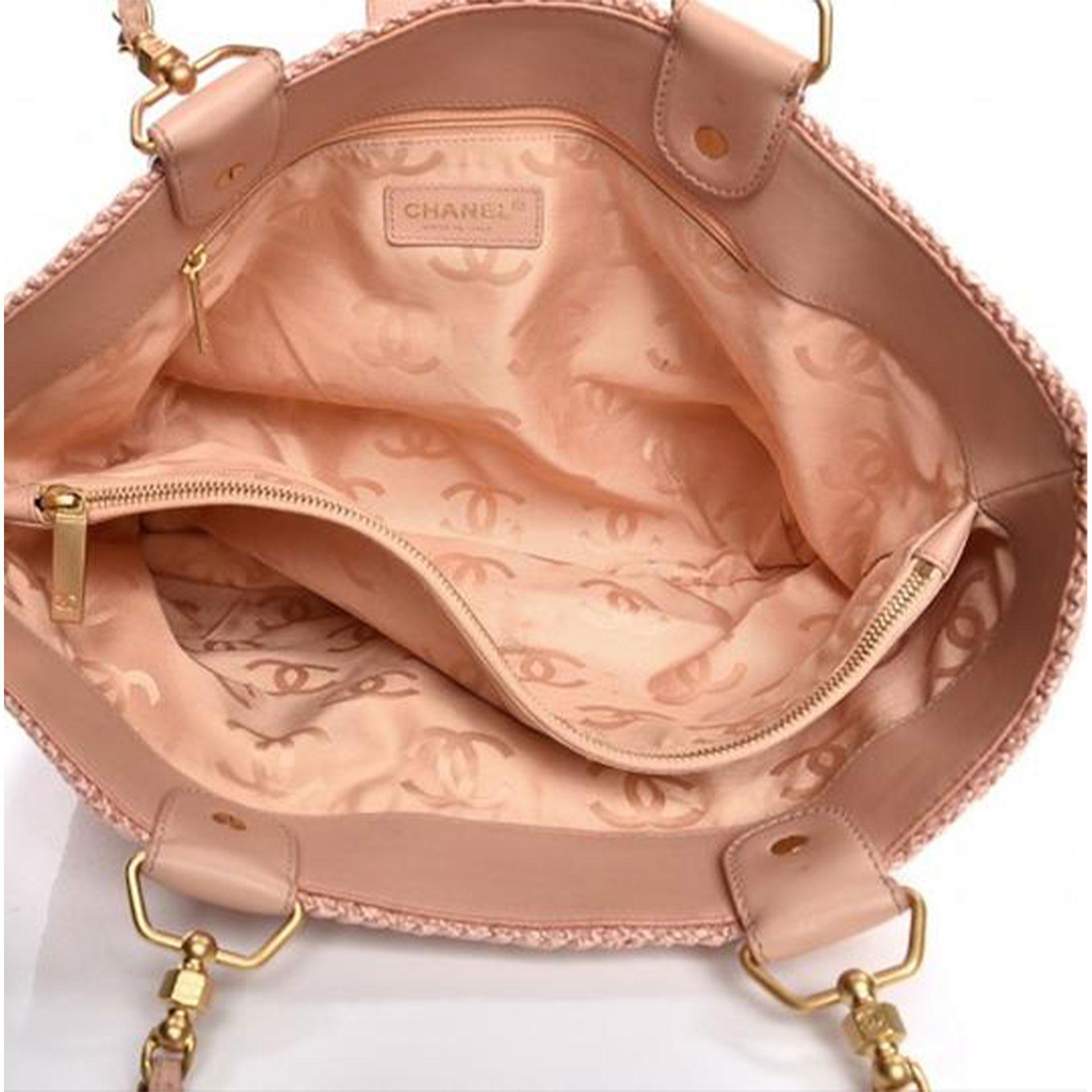 Fourre-tout en paille et cuir en raphia biologique rose d'été Chanel en vente 3