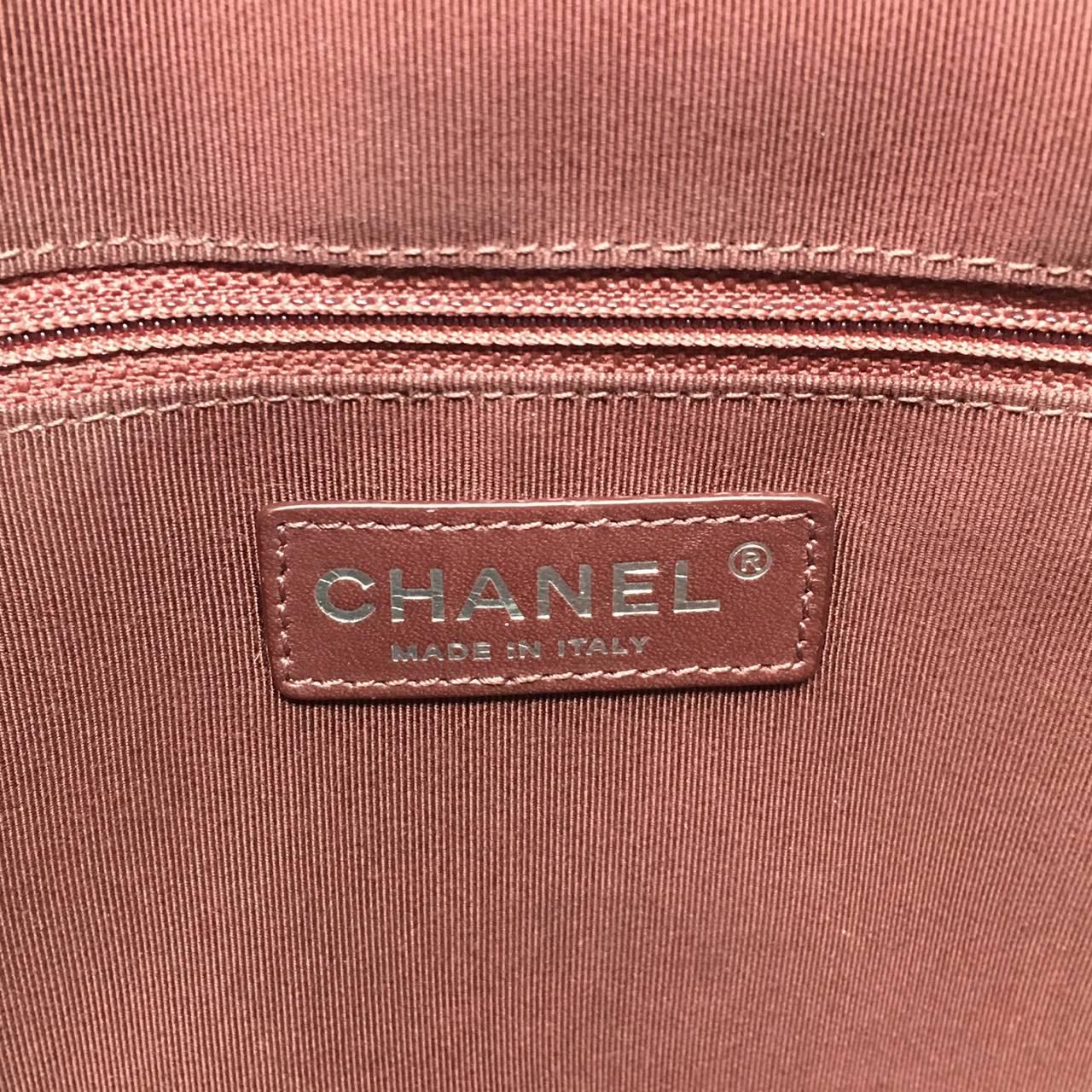 Chanel Paris Shopping Tote Bag Aged Calfskin Black Leather, the bag your shoulder comes in excellent condition of production 2016.
Inside fabric, two pocket with zipper. Very good condition, Comfortable and adaptable bag for all days. Dust bag